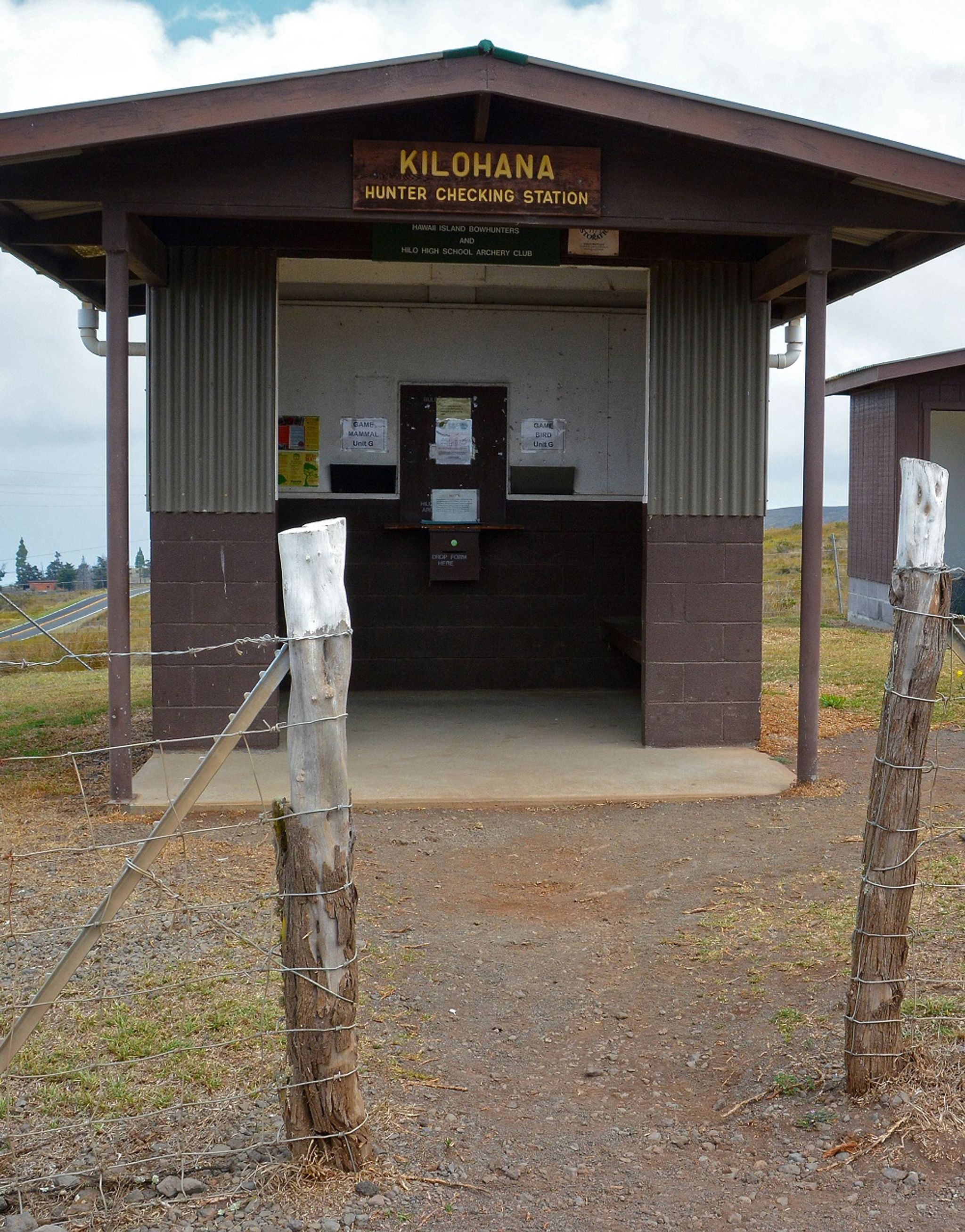 Puʻu Lāʻau Road begins at the Kilohana Hunter Checking Station