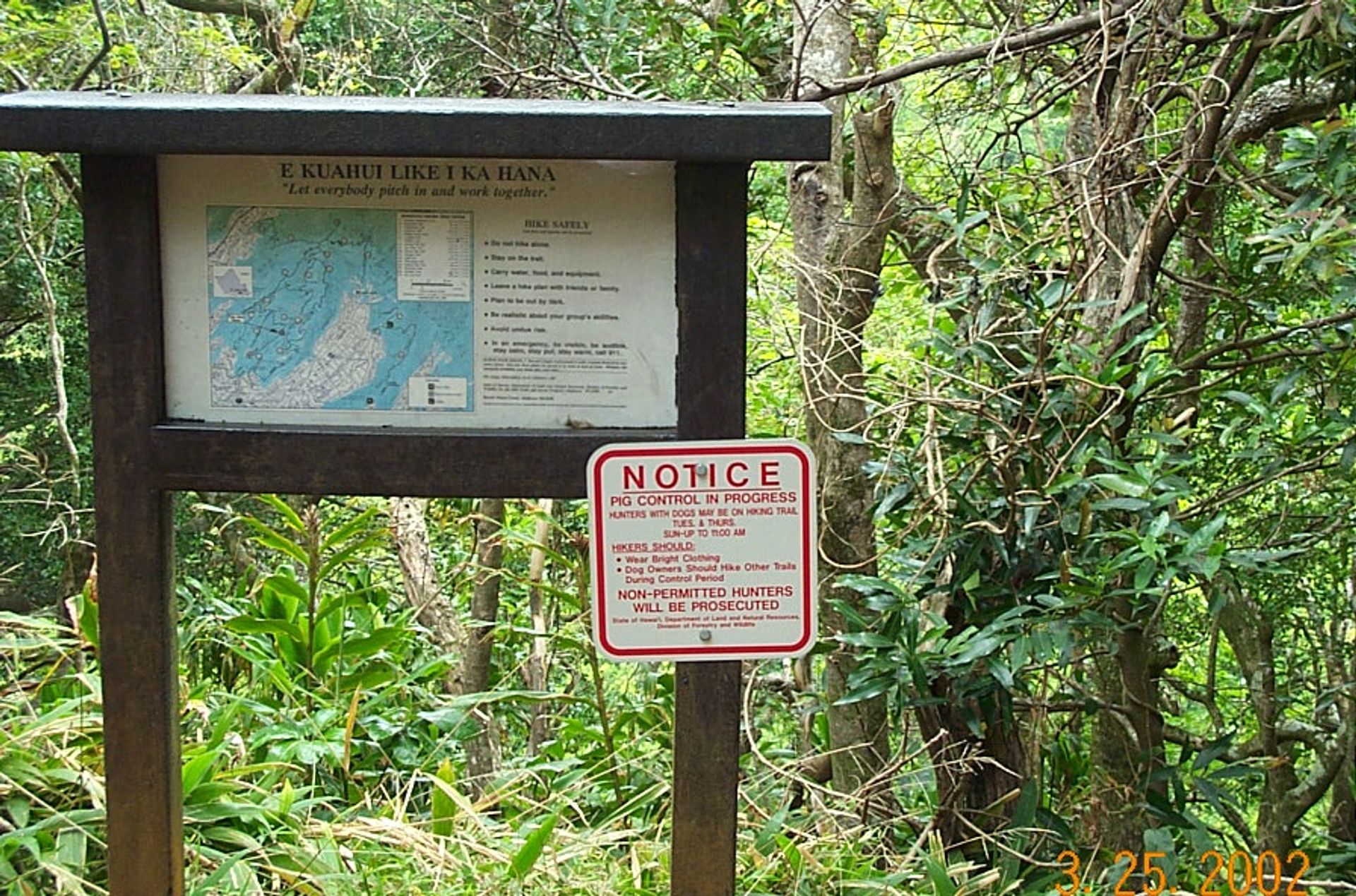 Makiki Valley Trail - Four way and Map sign