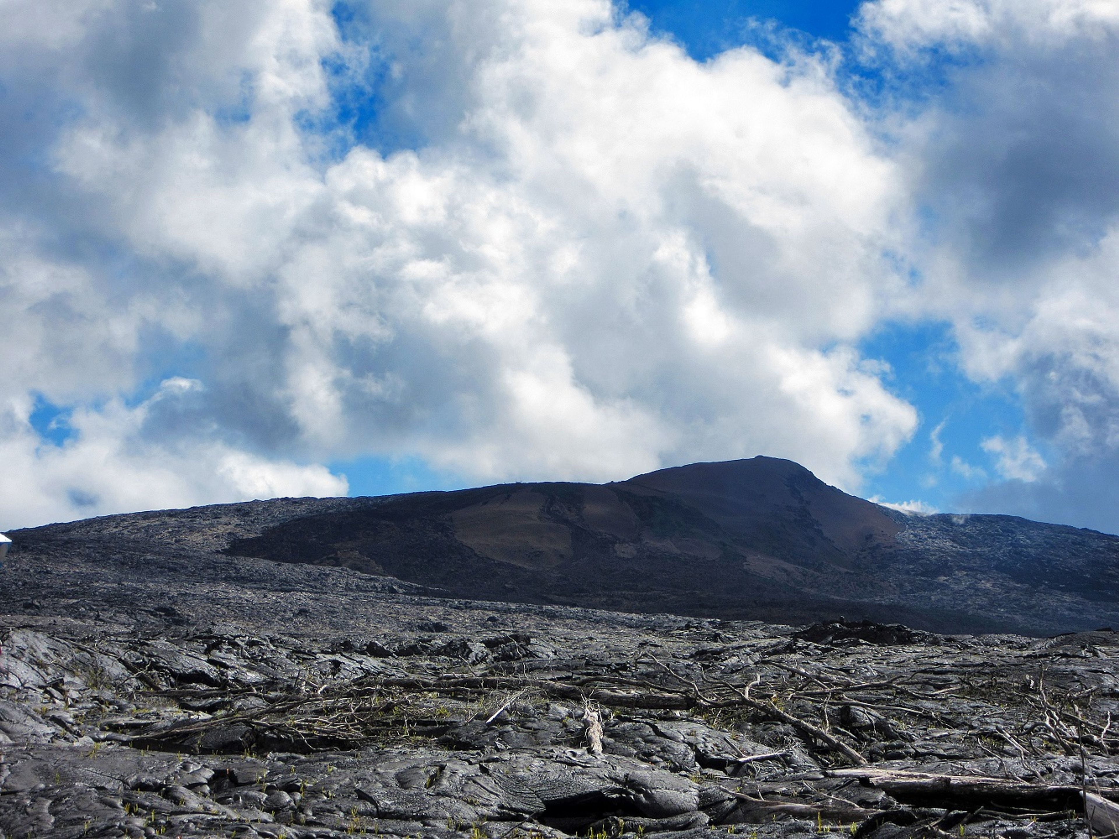 An astonishing view of Puʻu ʻŌʻō awaits hikers at the end of the trail.