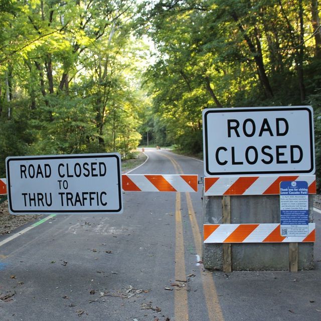 Lower Cascades Road Closure Signs