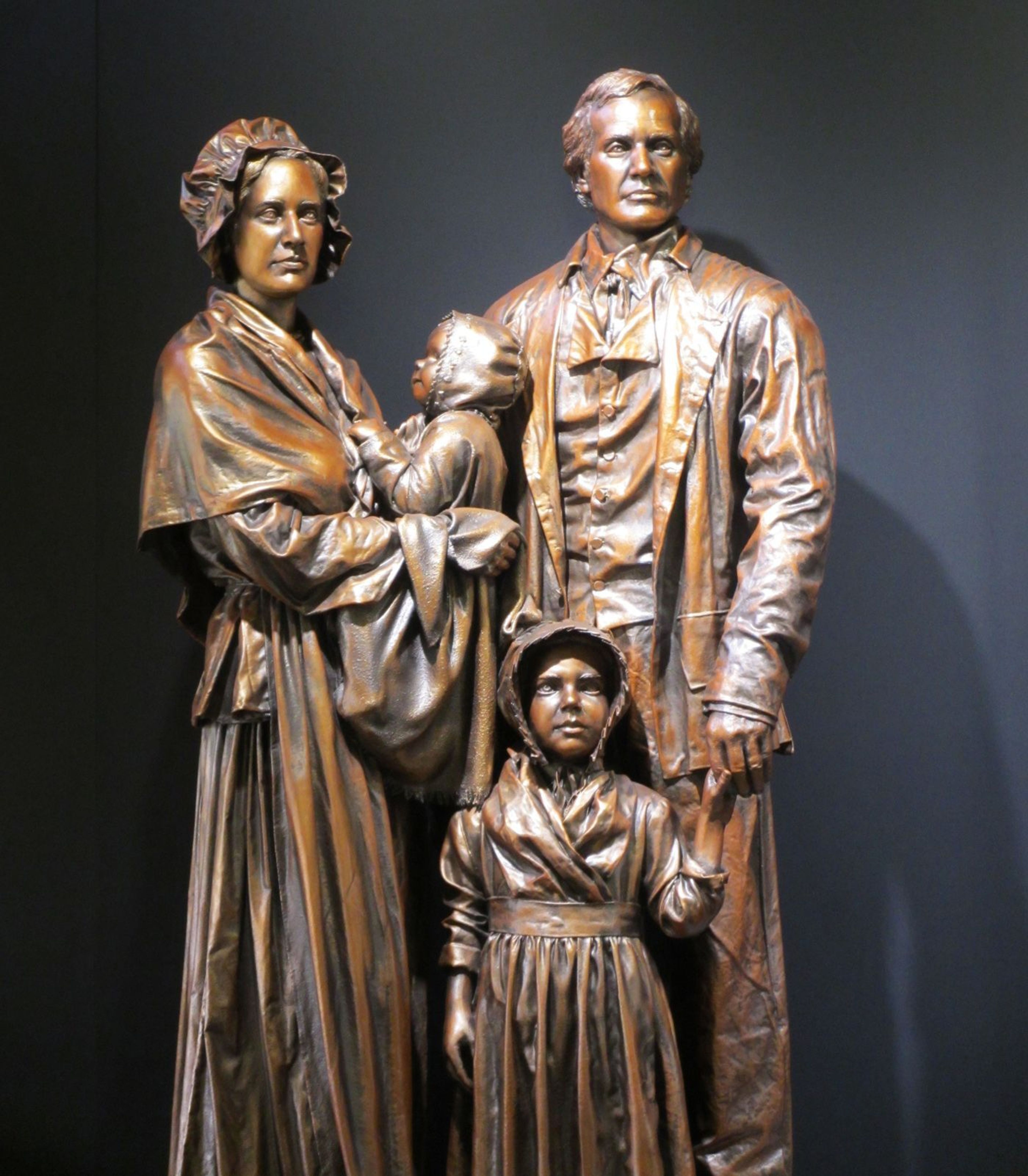 Visitors to the park can view the statue of the Lincoln family.