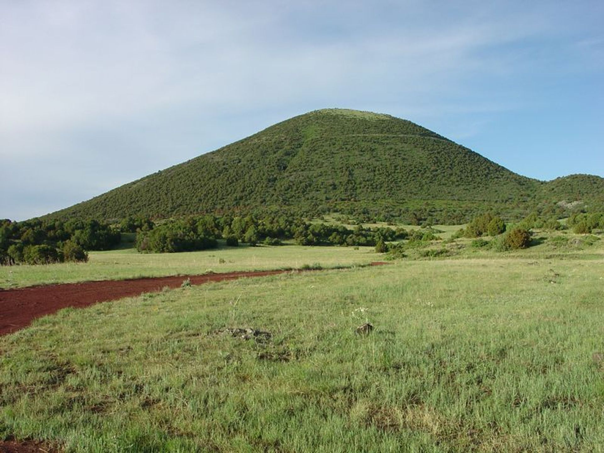 Although Capulin Mountain is considered no longer active, because its excellent condition, the cinder cone is considered one of the best and most accessible examples of a cinder cone in North America.