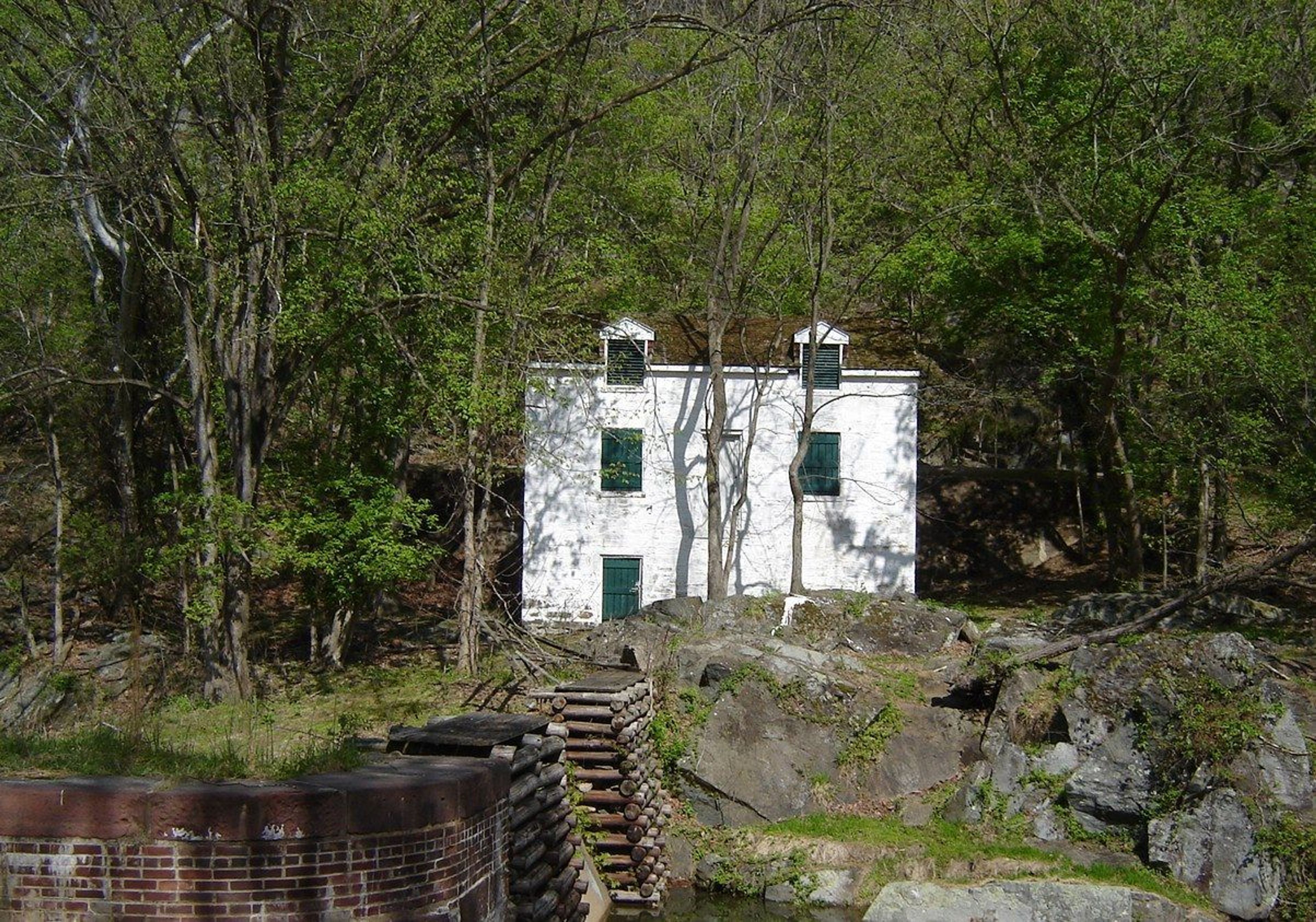 Lockhouse 16 sits atop a stone outcropping above the lock.