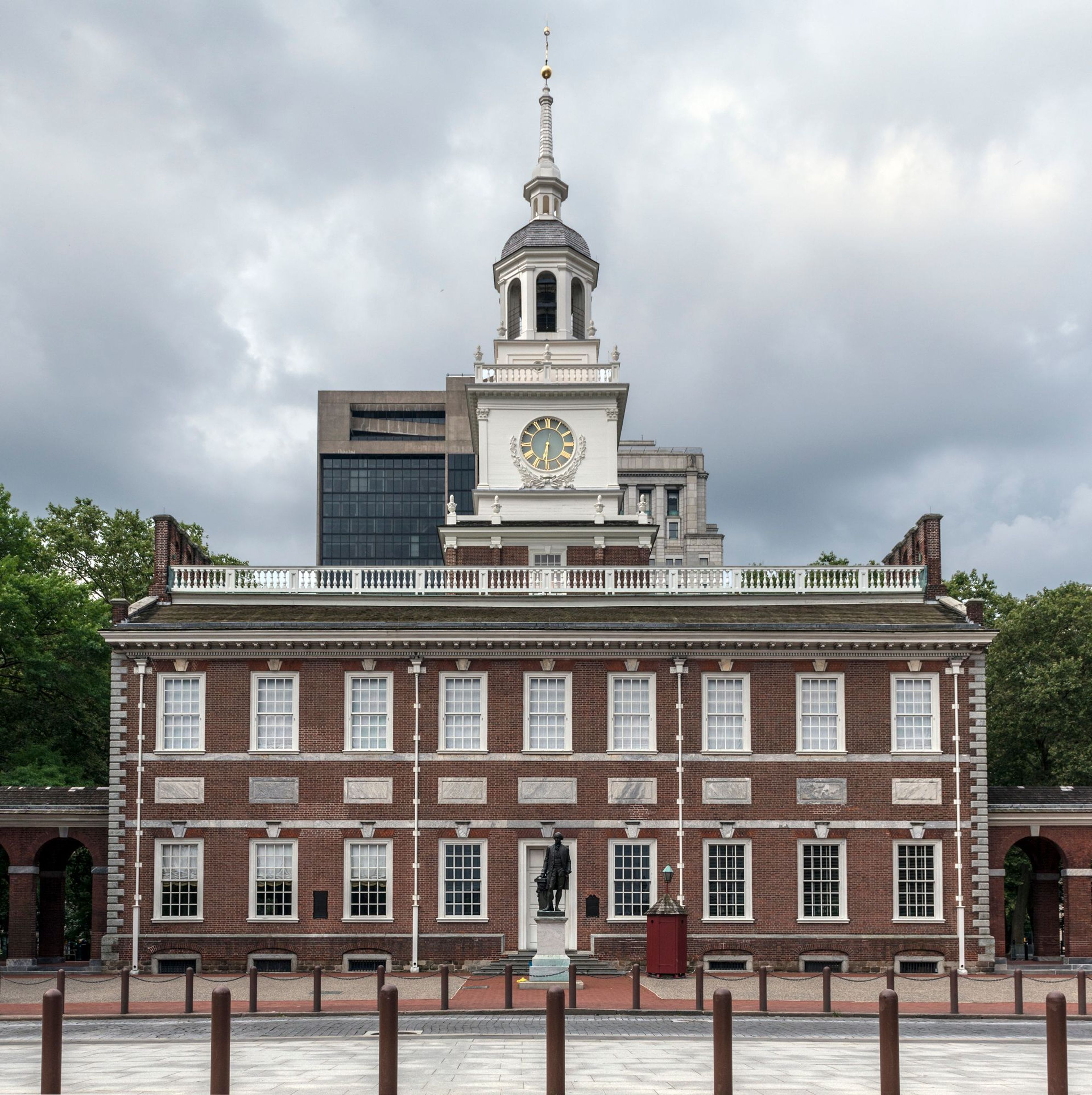 Known as the birthplace of the United States, Independence Hall houses the room where the Declaration of Independence and U.S. Constitution were both signed.