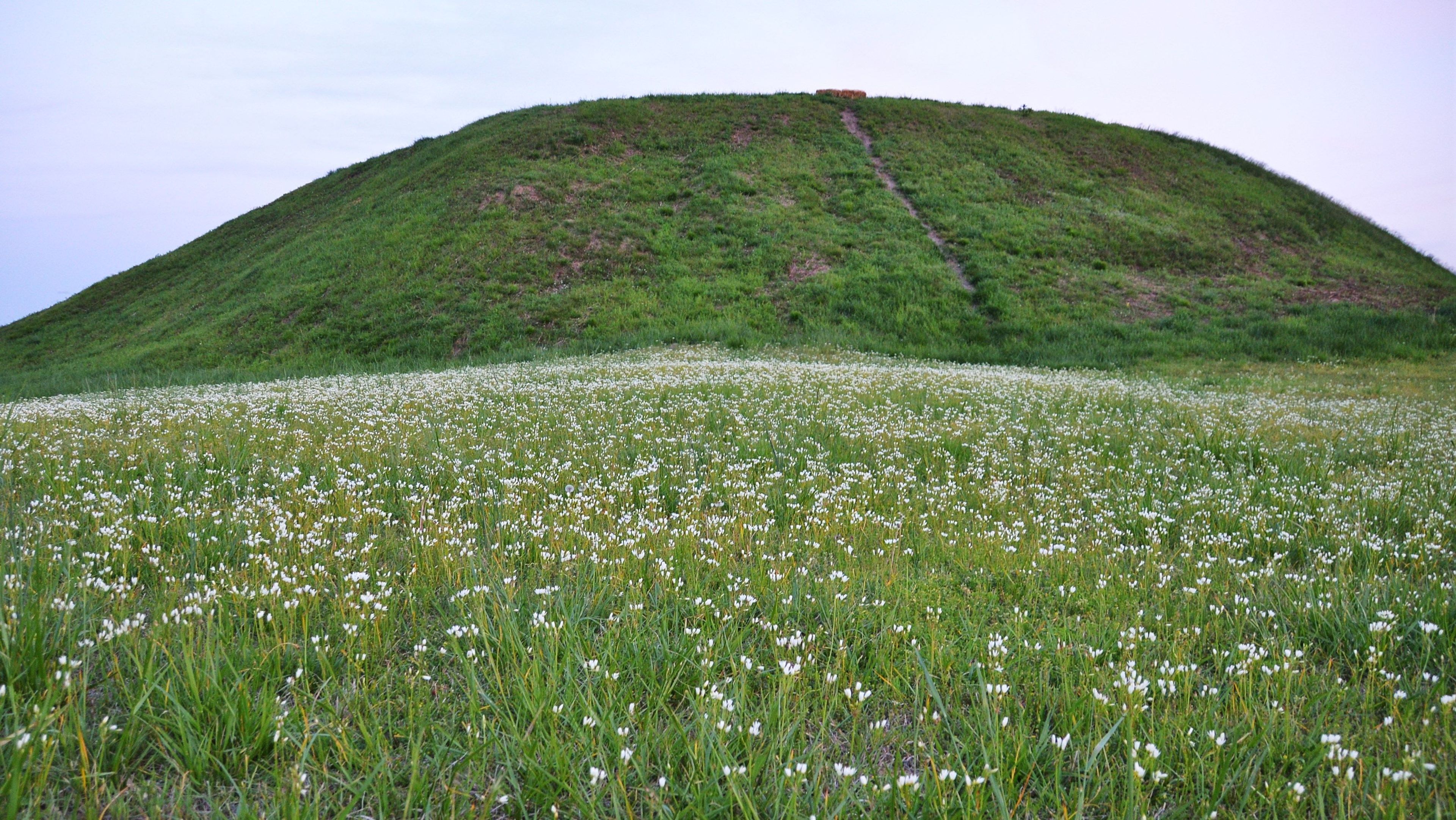 The Funeral Mound was by prehistoric cultures to bury their dead. Today there are still remains instead the mound