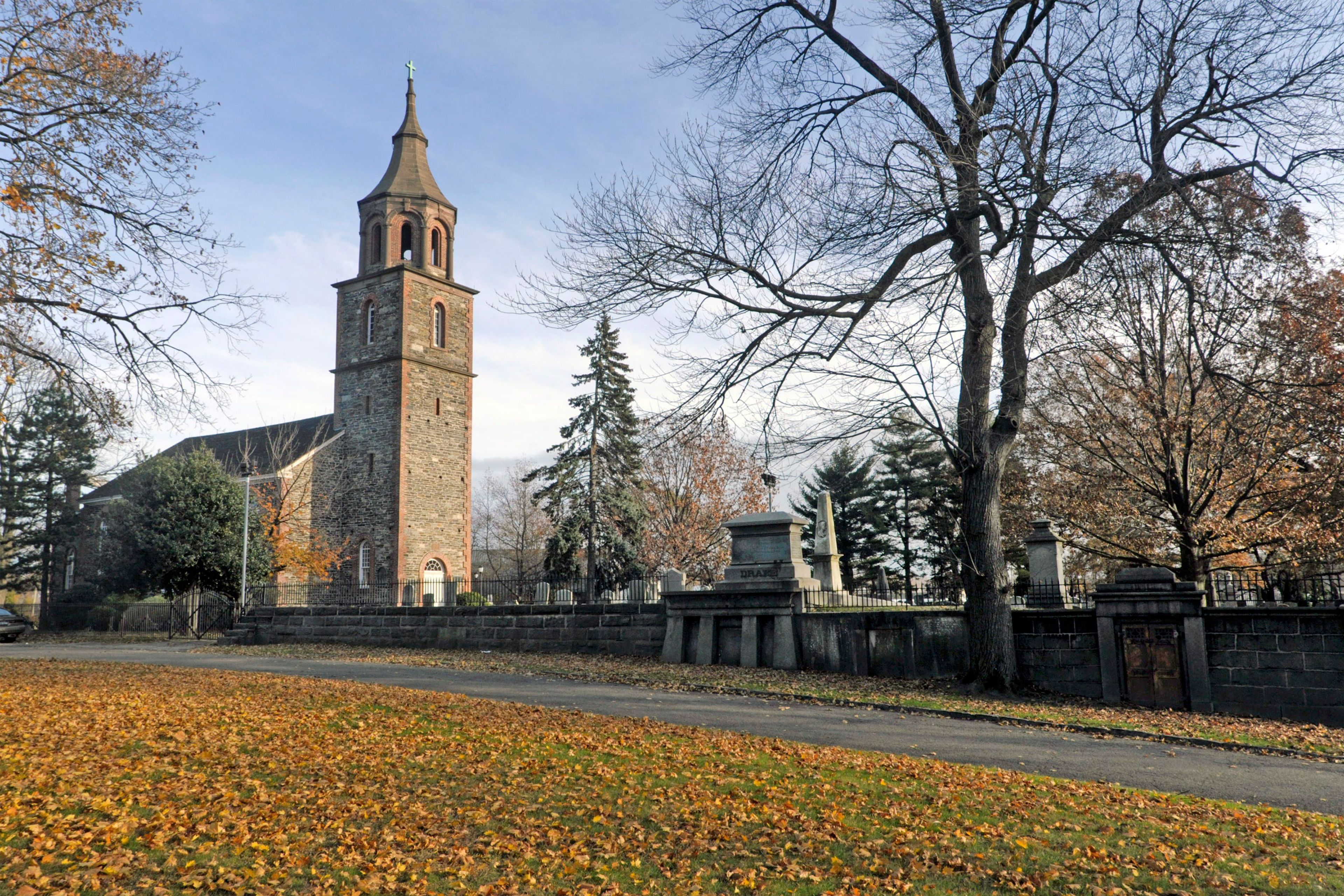 The church was originally a wooden meetinghouse. This stone structure was still unfinished when US, British and Hessian troops used it for a hospital during the Revolution.