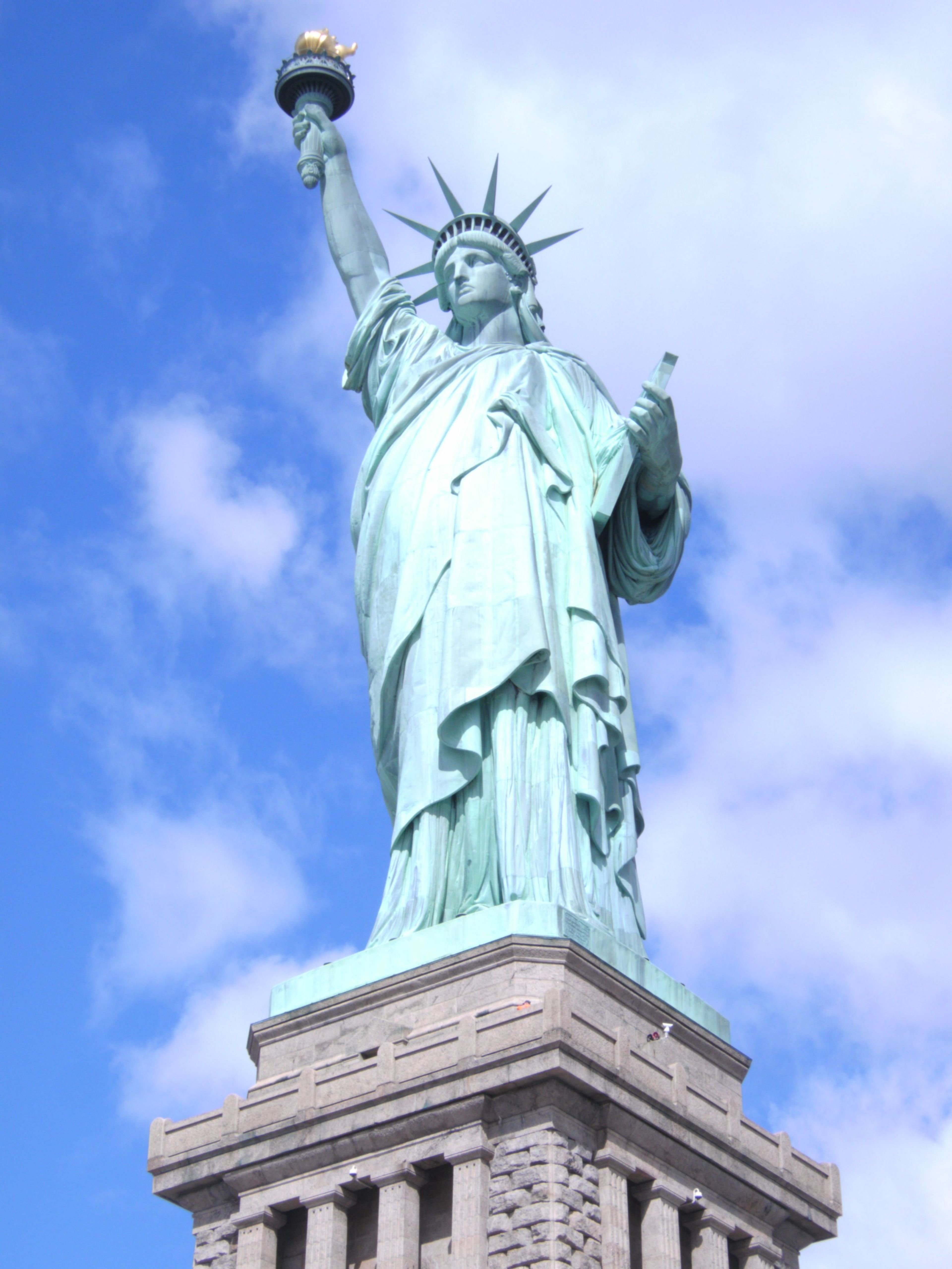 The Statue of Liberty stands tall on her pedestal: from the ground to the tip of the torch, she measures 305 feet 1 inch (93 meters)!