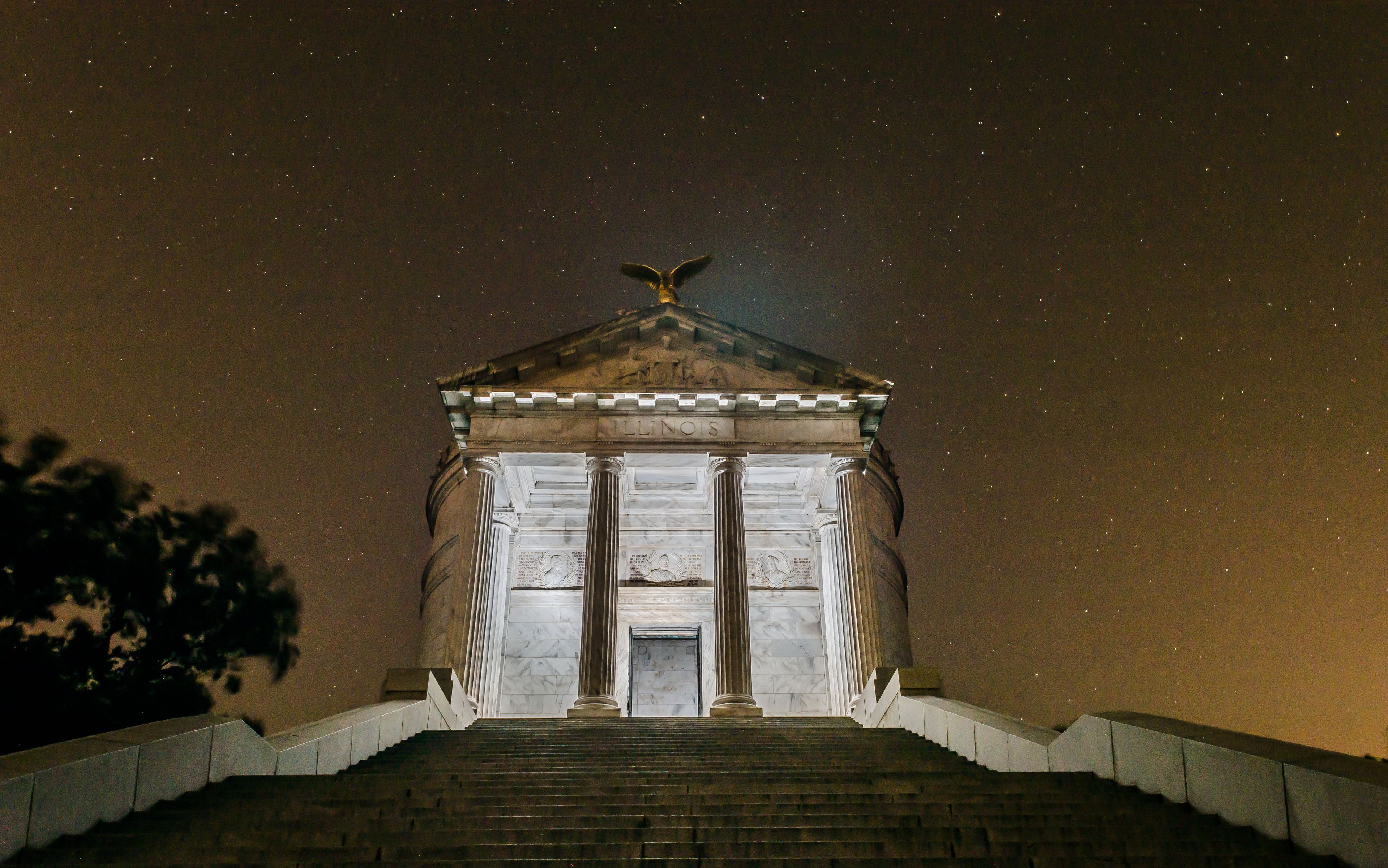 Stars gleam behind the Illinois State Memorial.