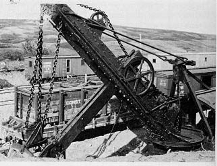 Steam Shovel near Elk Point on gravel pit siding in 1927