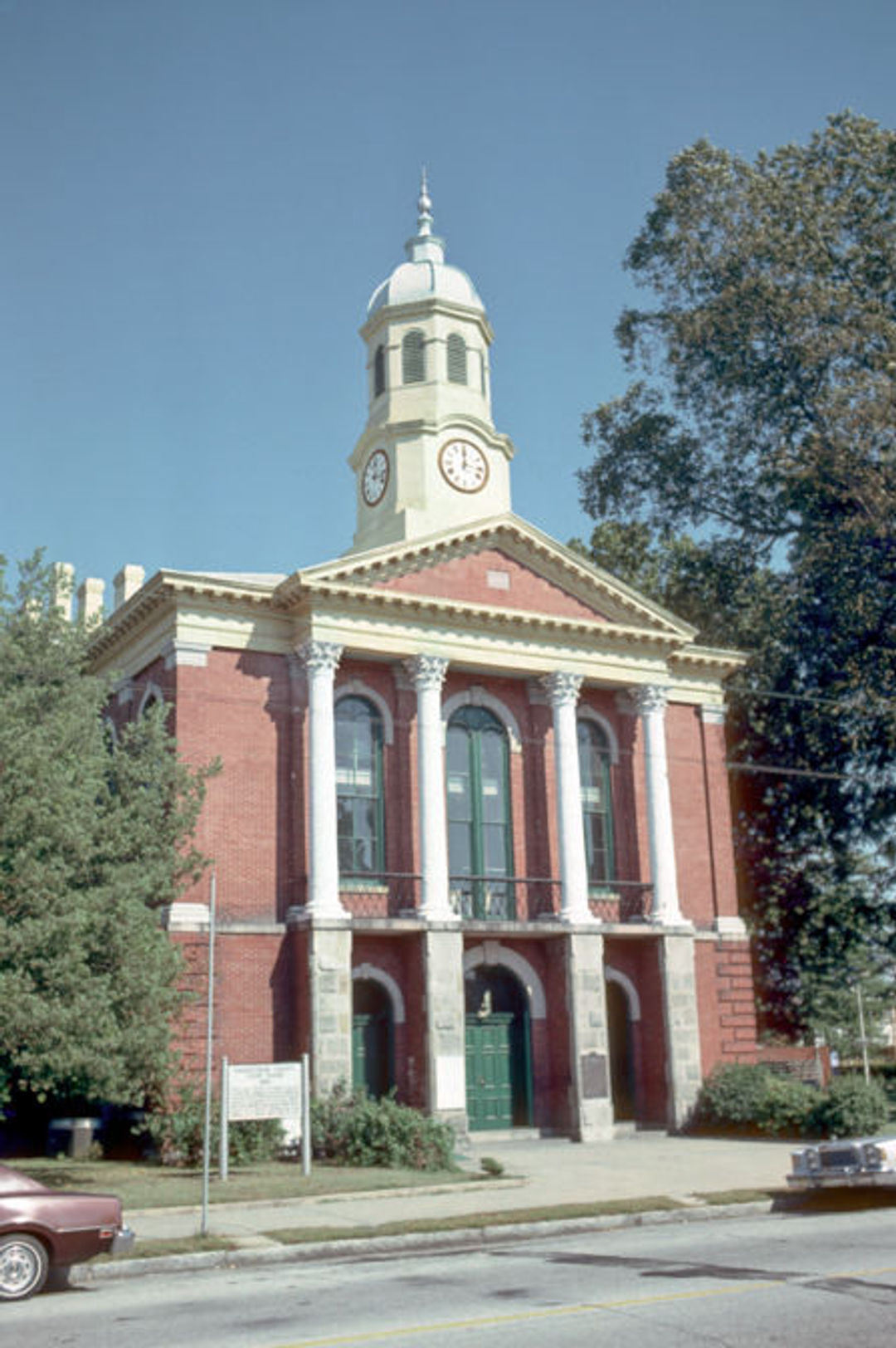 Pasquotank County Courthouse, part of historic downtown. Photo by Calvin Beale wikimedia commons.