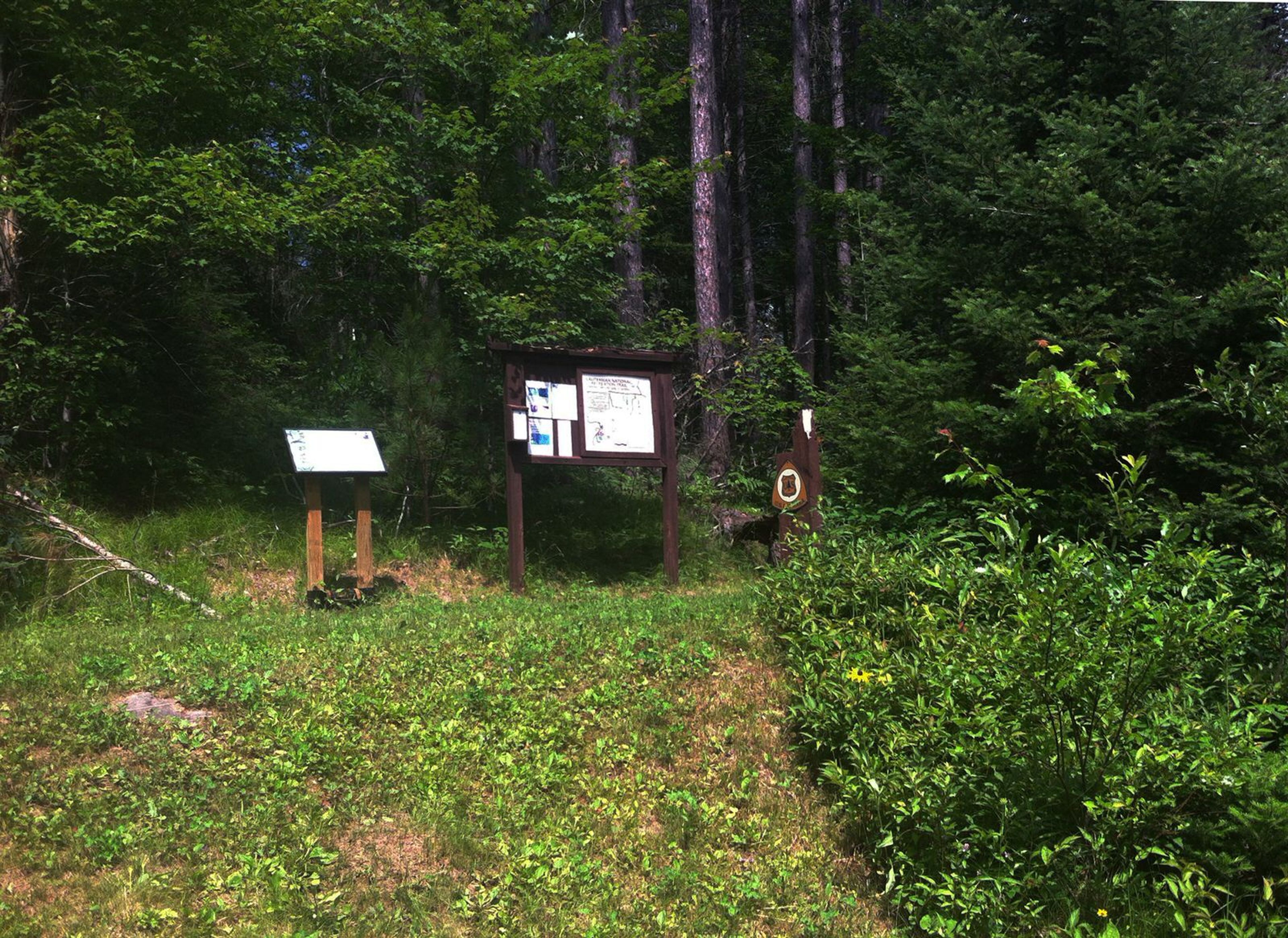 Trailhead and signage. Photo by Dan Gayhart.