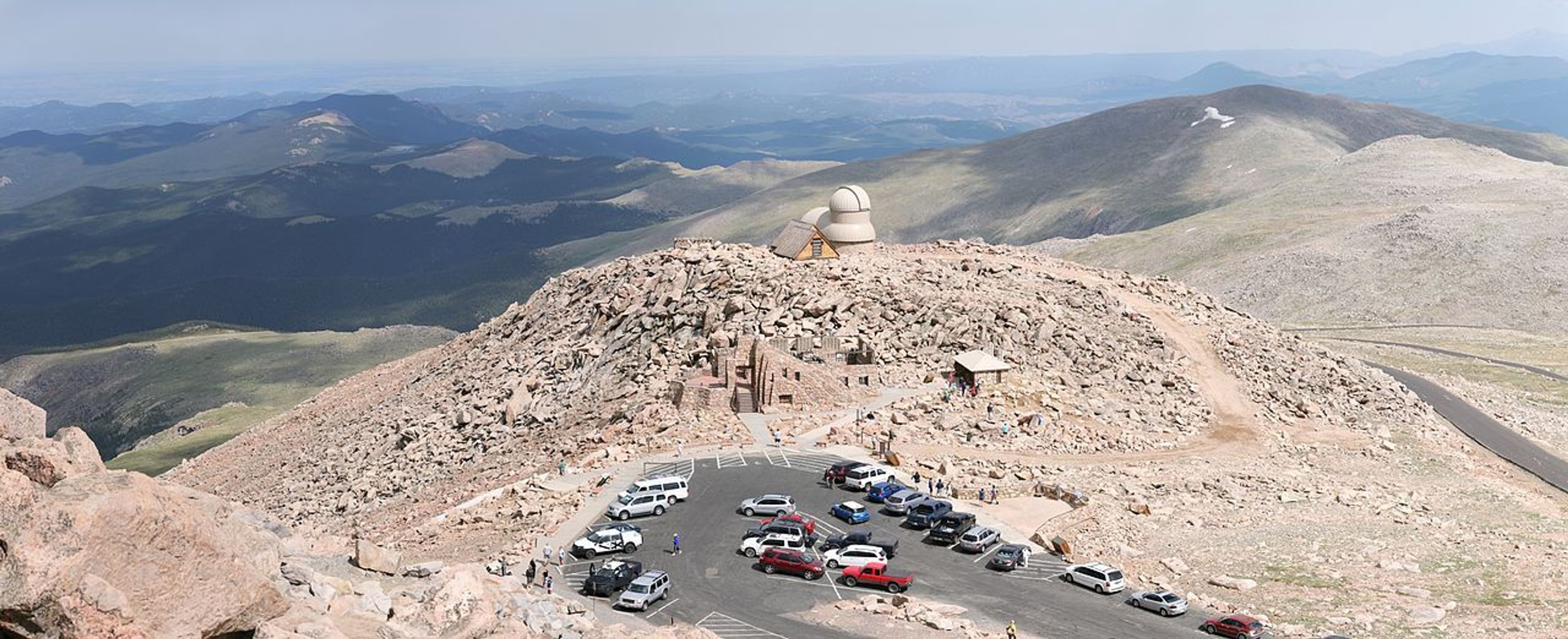 View from the summit of Mount Evans onto the end of the Mount Evans scenic byway and the observatory. Photo by Daniel Schwen/wiki.