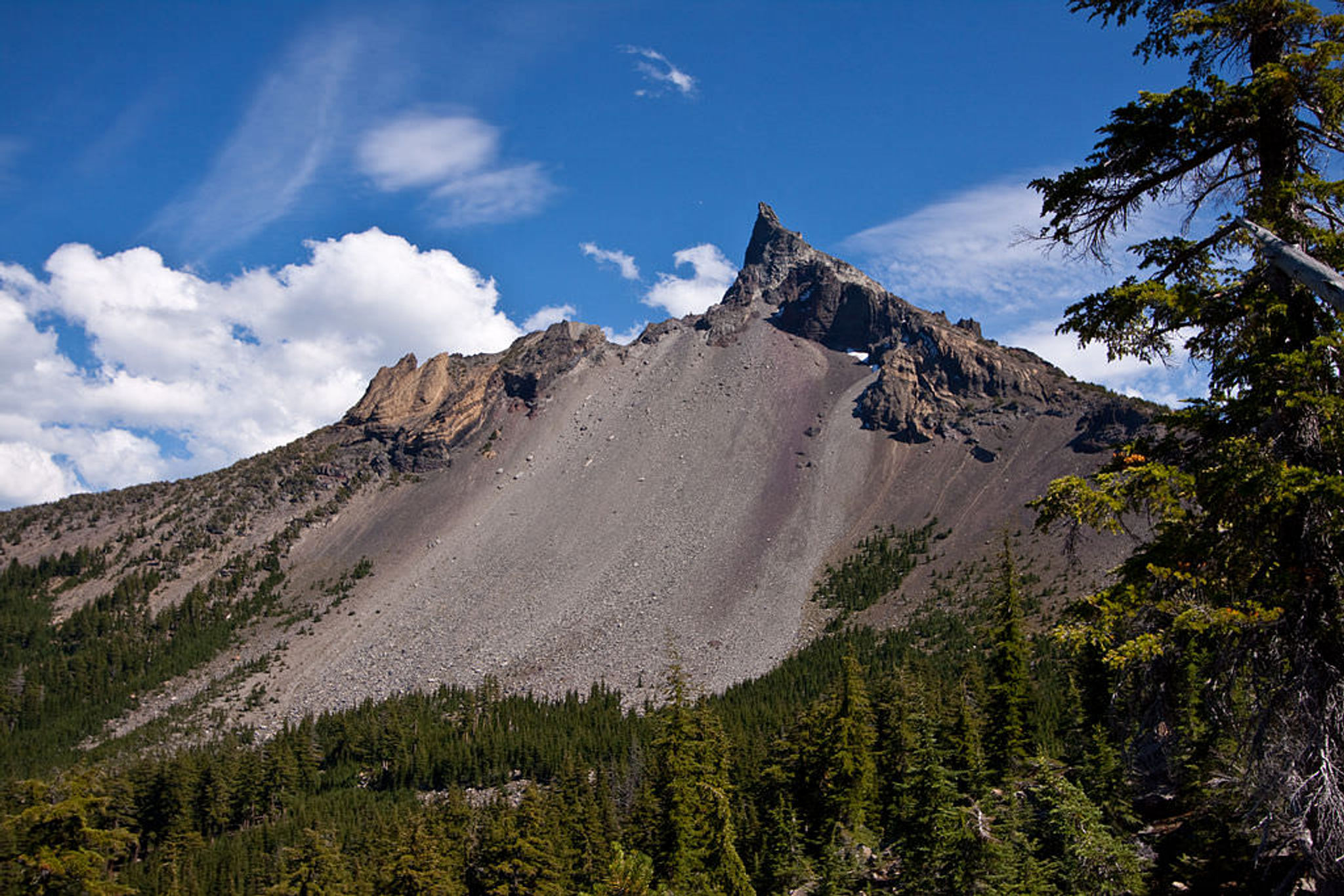 Mt. Thielsen. Photo by Claytontullos wiki.