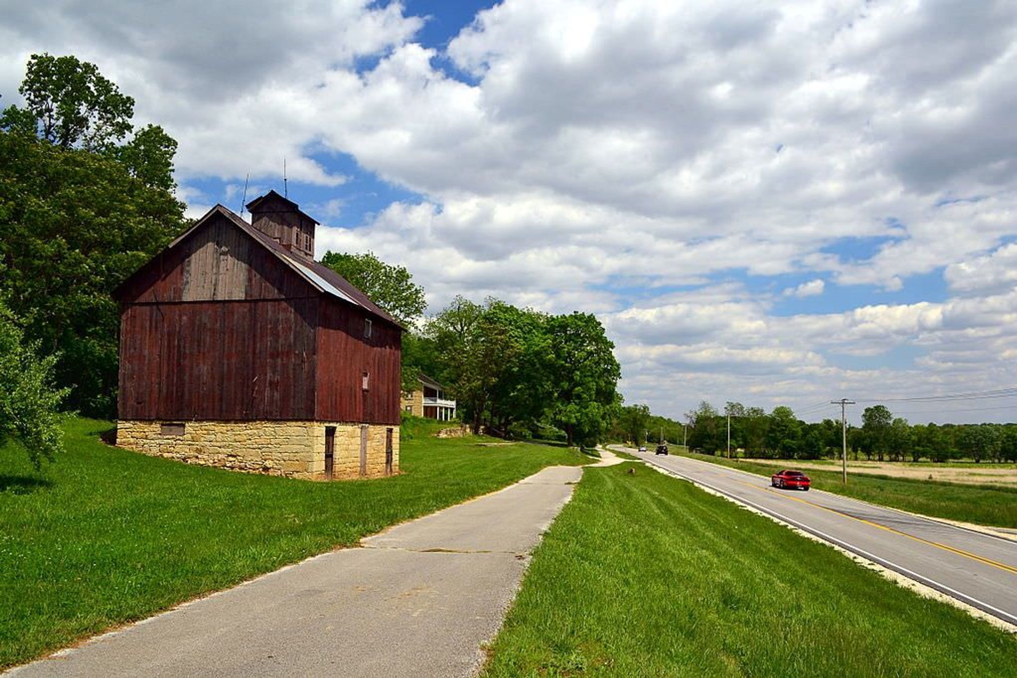 The Sam Vadalabene Bike Trail (left) and Illinois Route 100 near Pere Marquette State Park. Photo by KBH3rd.