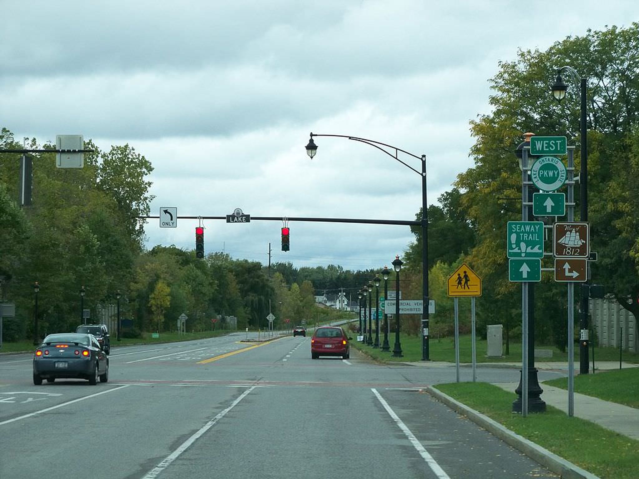 Eastern terminus of the Lake Ontario State Parkway at Lake Avenue in Charlotte, Rochester, New York, as seen from Pattonwood Dri. Photo by TwinsMetsFan.