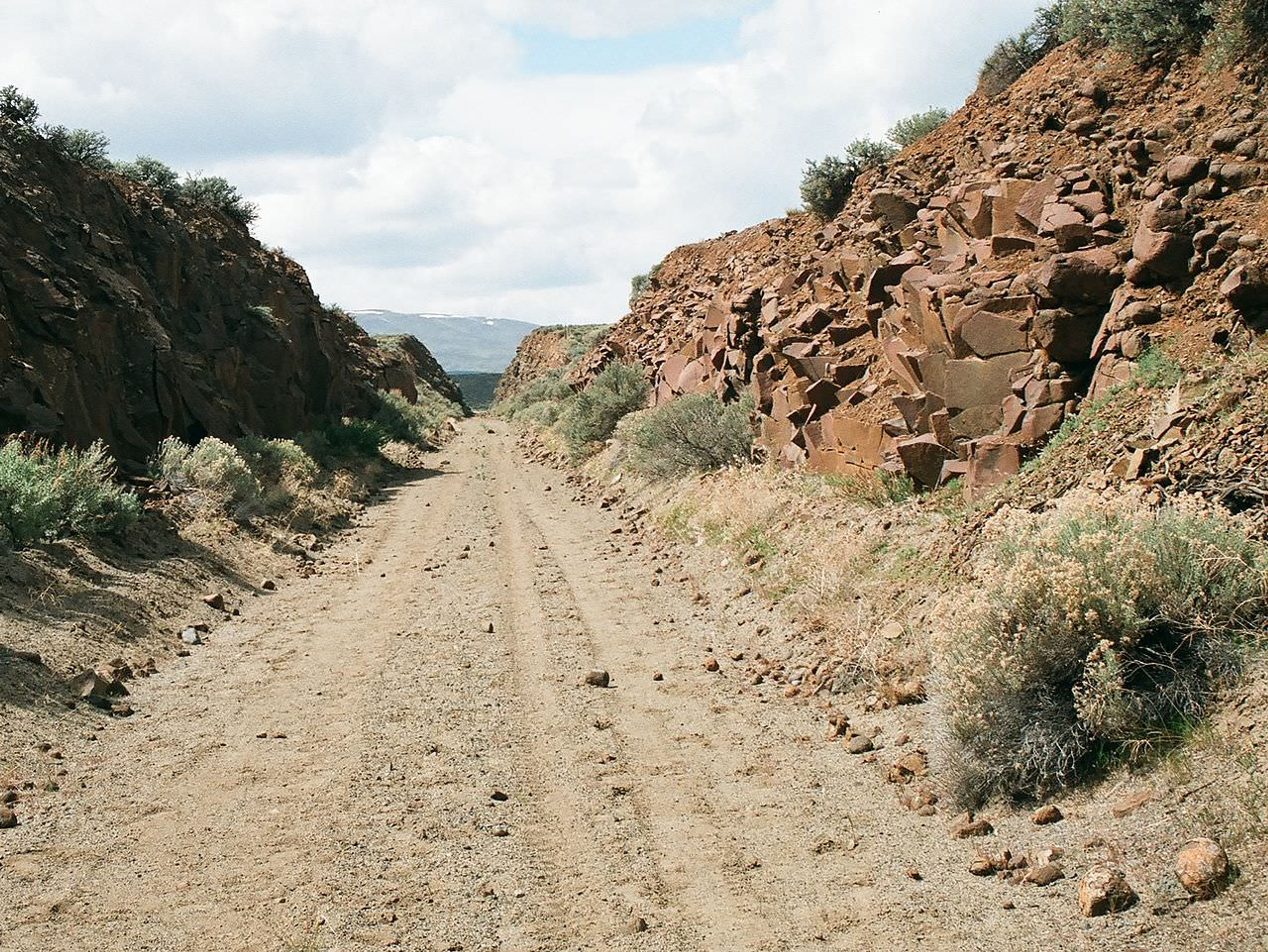 Rail cut in the eastern end of the Iron Horse State Park portion of the John Wayne Pioneer Trail. Photo by Williamborg/wiki.