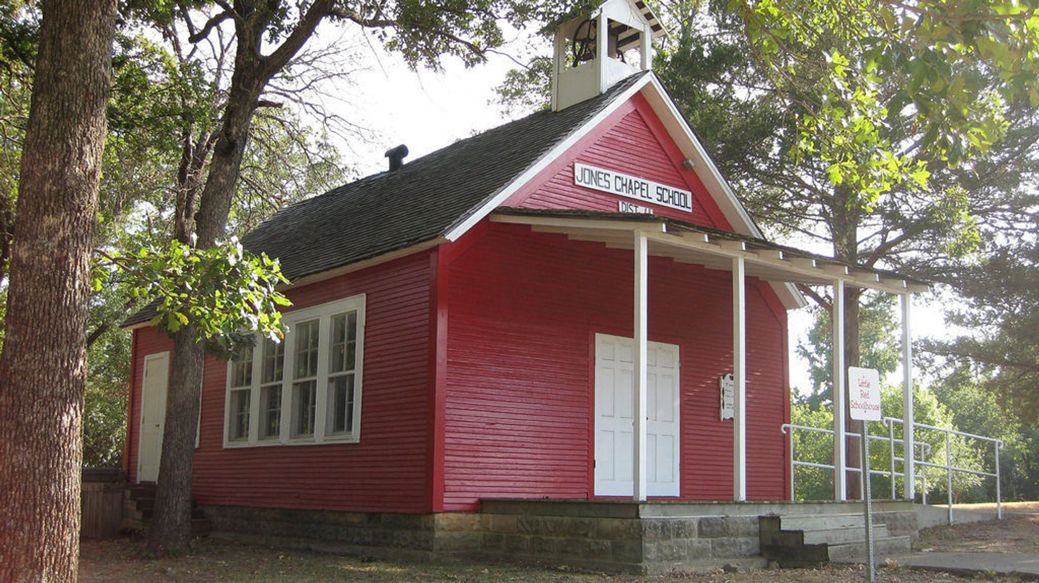 Jones Chapel Schoolhouse. Photo by holt9359/wiki.