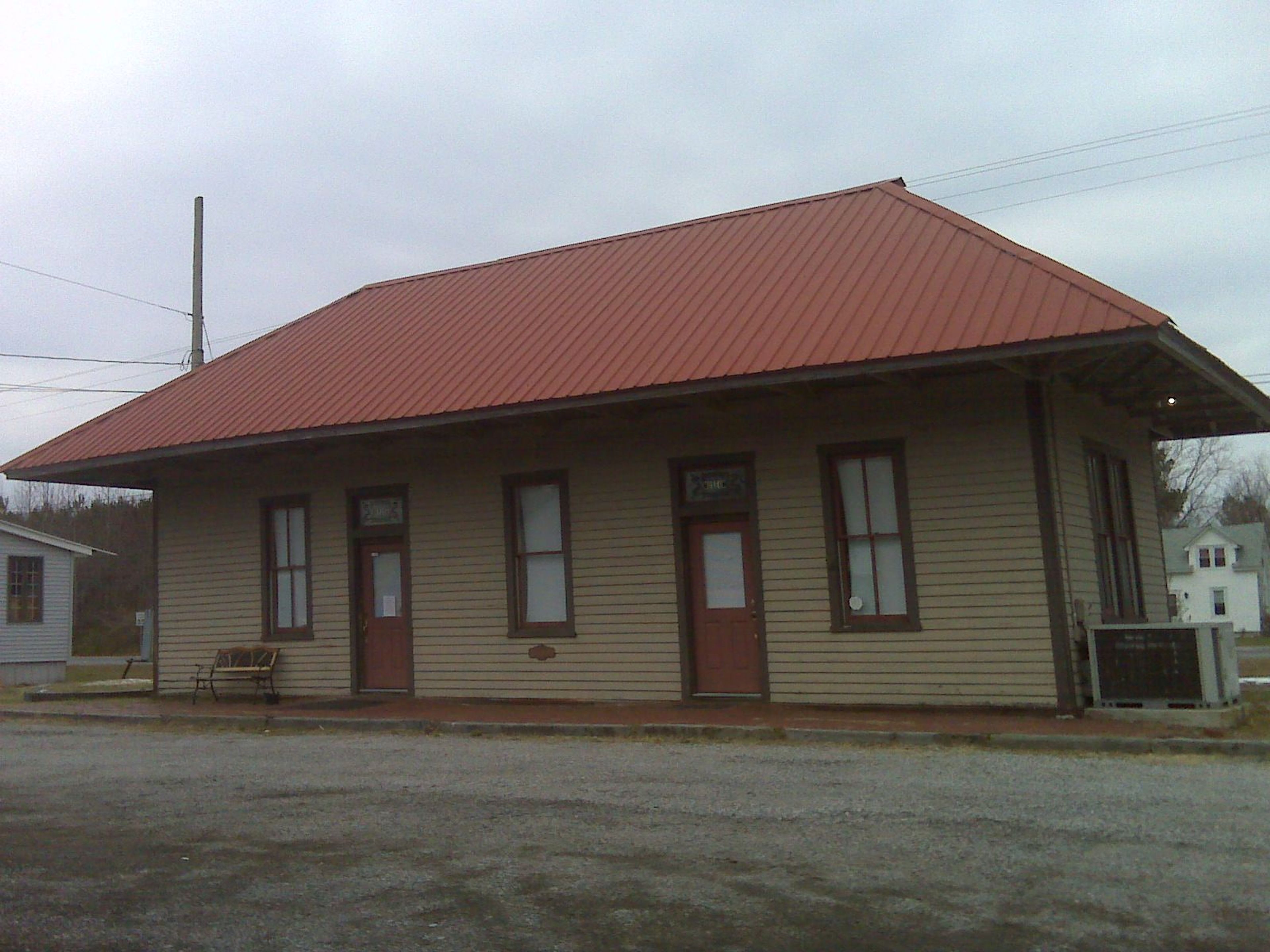 Train station in Marion Station, Maryland, facing MD 667. Photo by Wiki Onore Baka Sama.