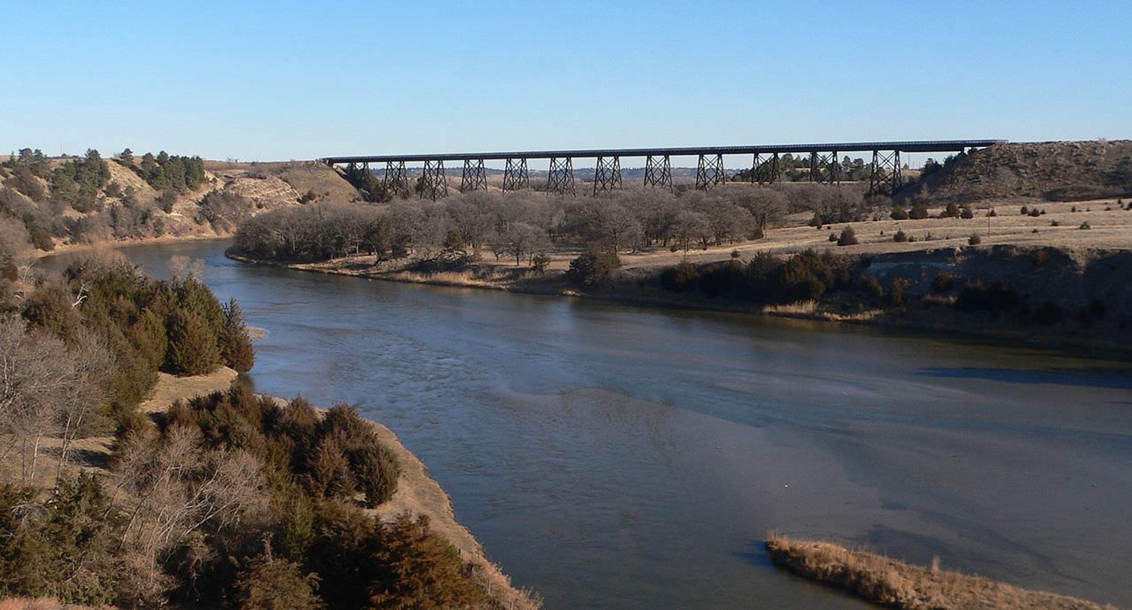 Bridge carrying Cowboy Trail across Niobrara River southeast of Valentine, Nebraska. Photo by Ammodramus/wiki.