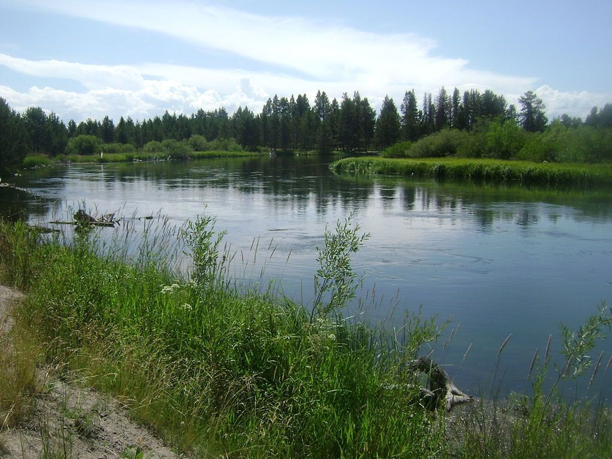 Deschutes River at Sunriver. Photo by Smithers7/wiki.