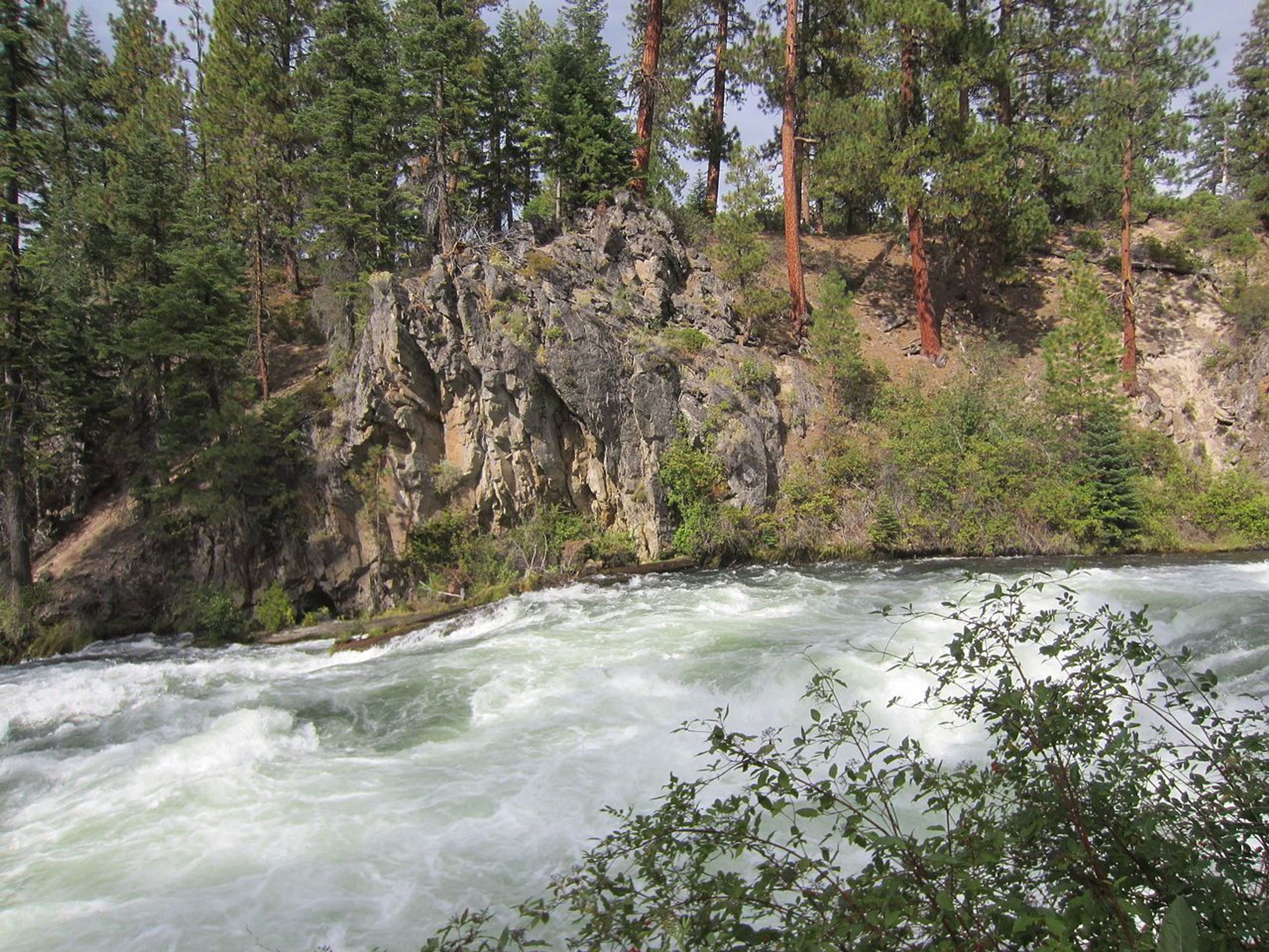 Deschutes River Trail to Benham Falls, Oregon. Photo by Another Believer/wiki.