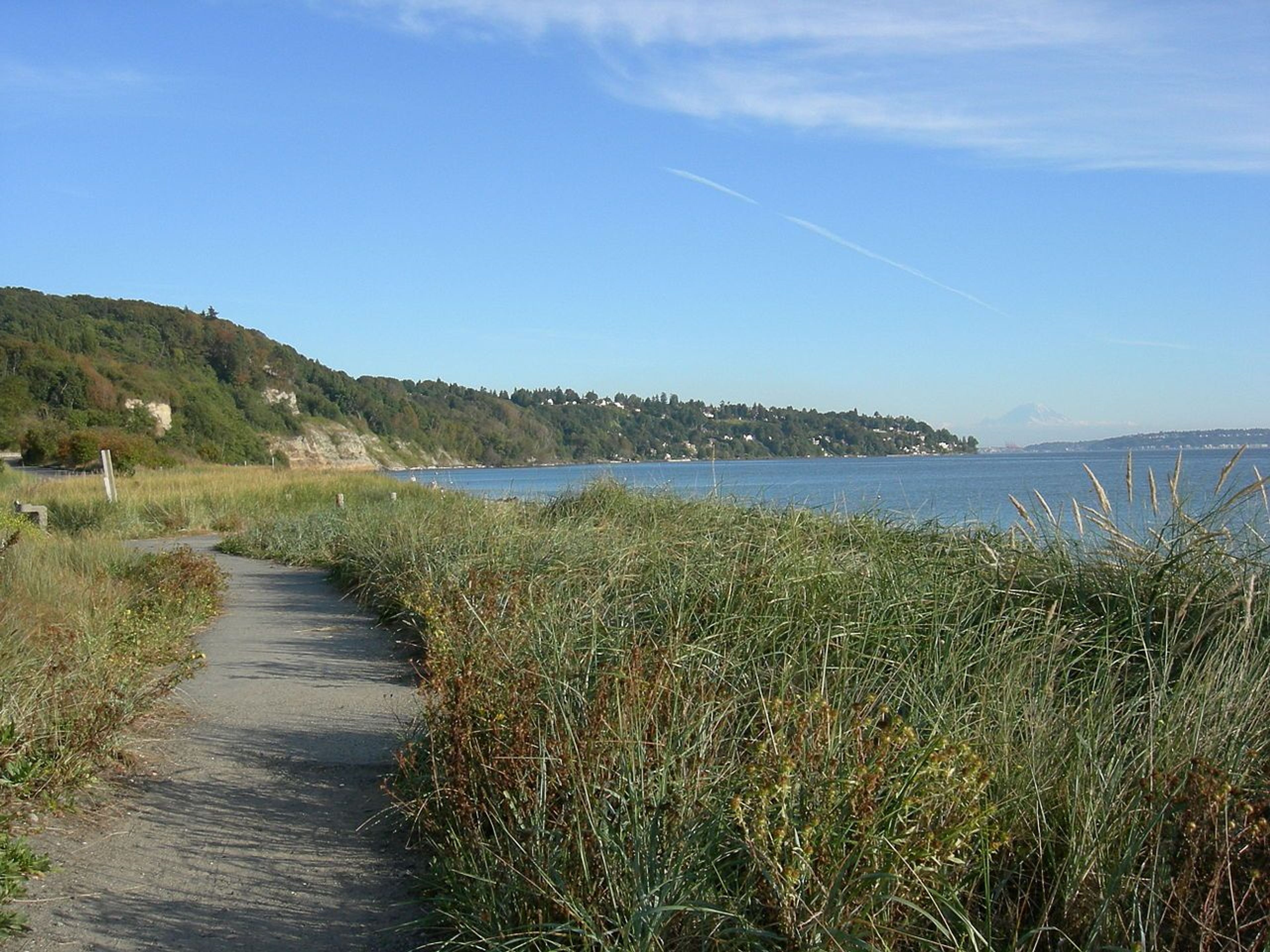 Path along the south beach of Discovery Park. Photo by Joe Mabel/wiki.