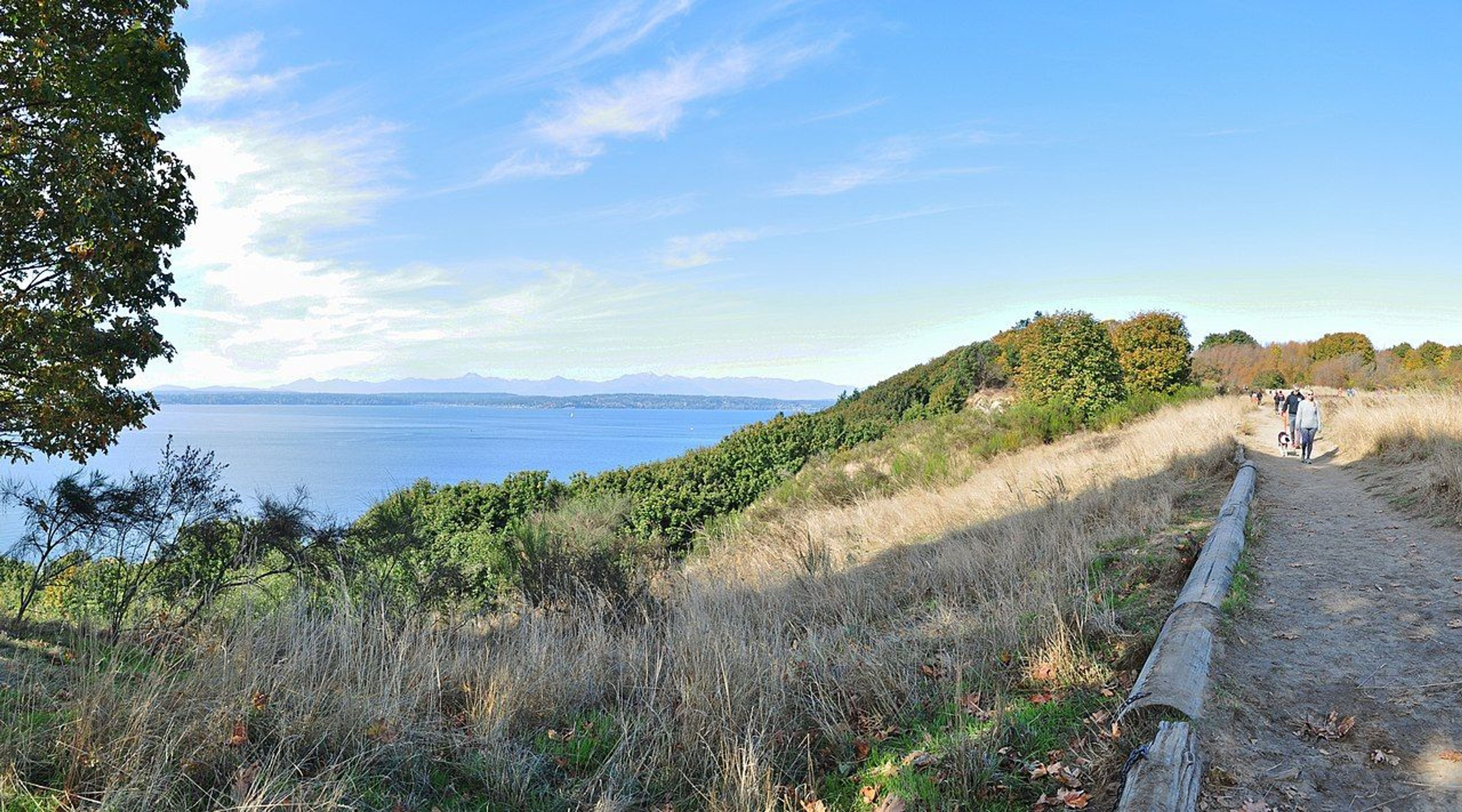 Panoramic view of Puget Sound and trail above the bluffs, Discovery Park. Photo by Joe Mabel/wiki.