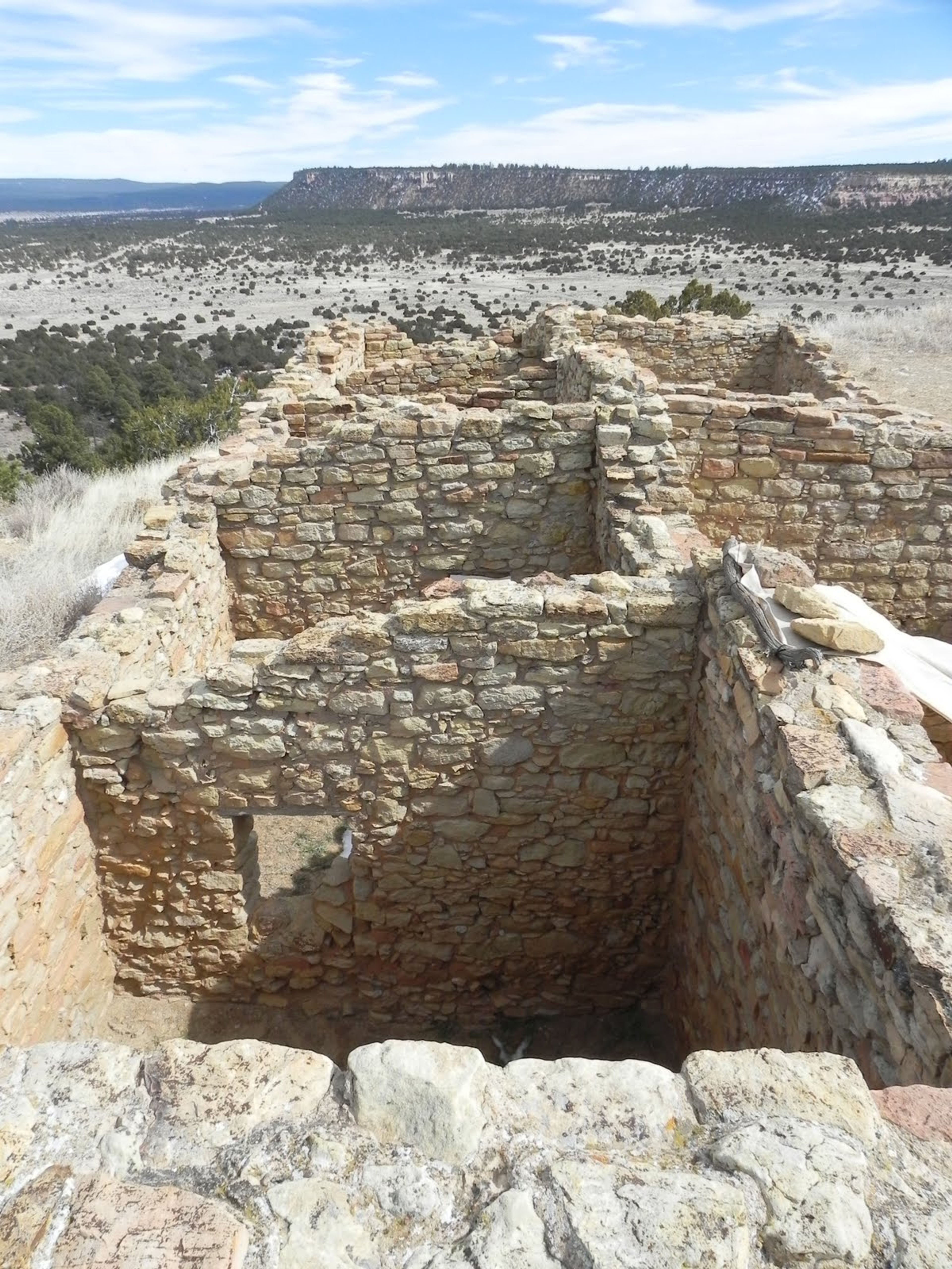 Ruins atop El Morro cliffs at El Morro National Monument, New Mexico. Photo by Fredlyfish4/wiki.