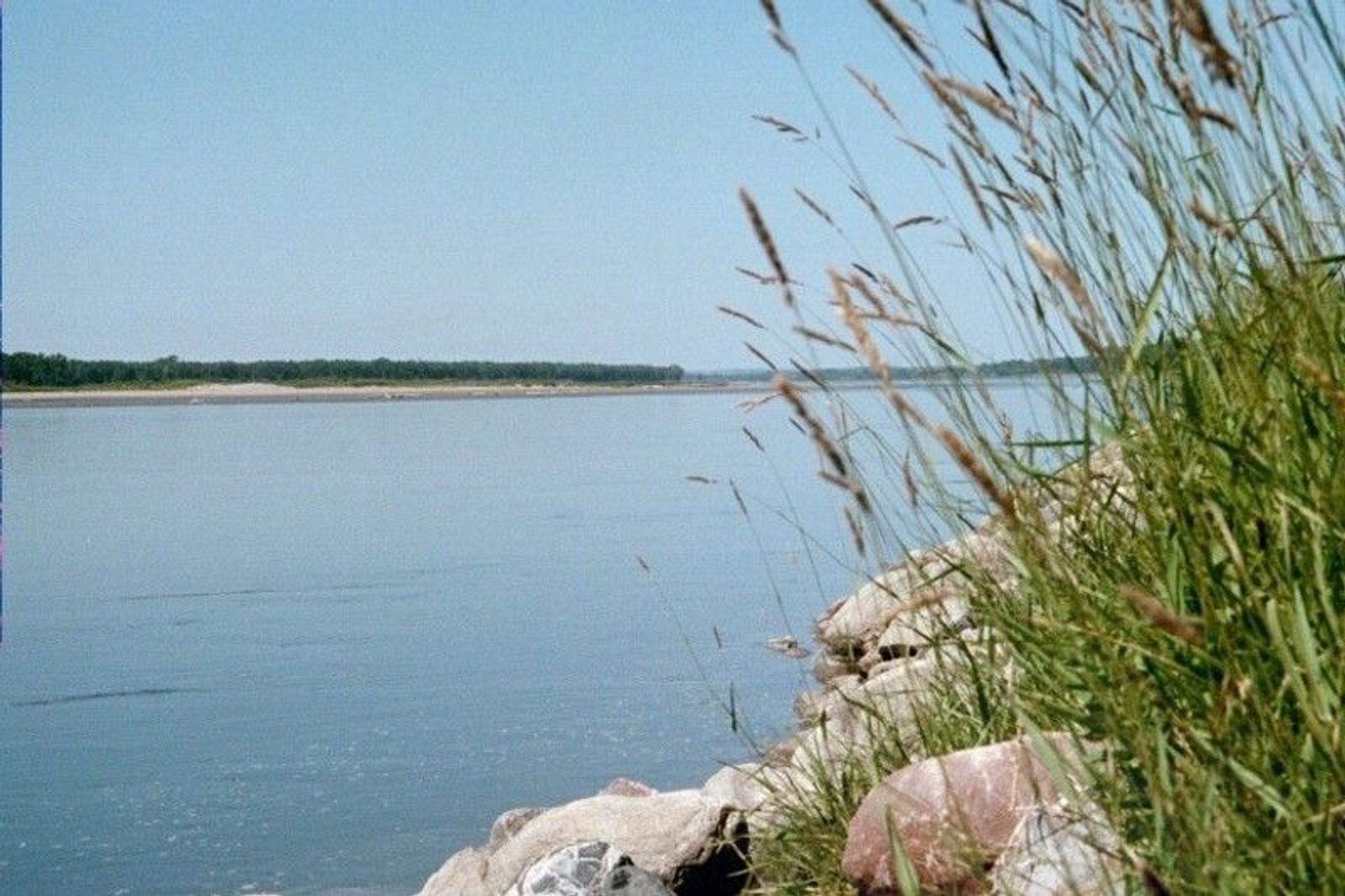 Missouri River passing the site of Fort Mandan, Washburn, ND. Photo by Chris Light/wiki.