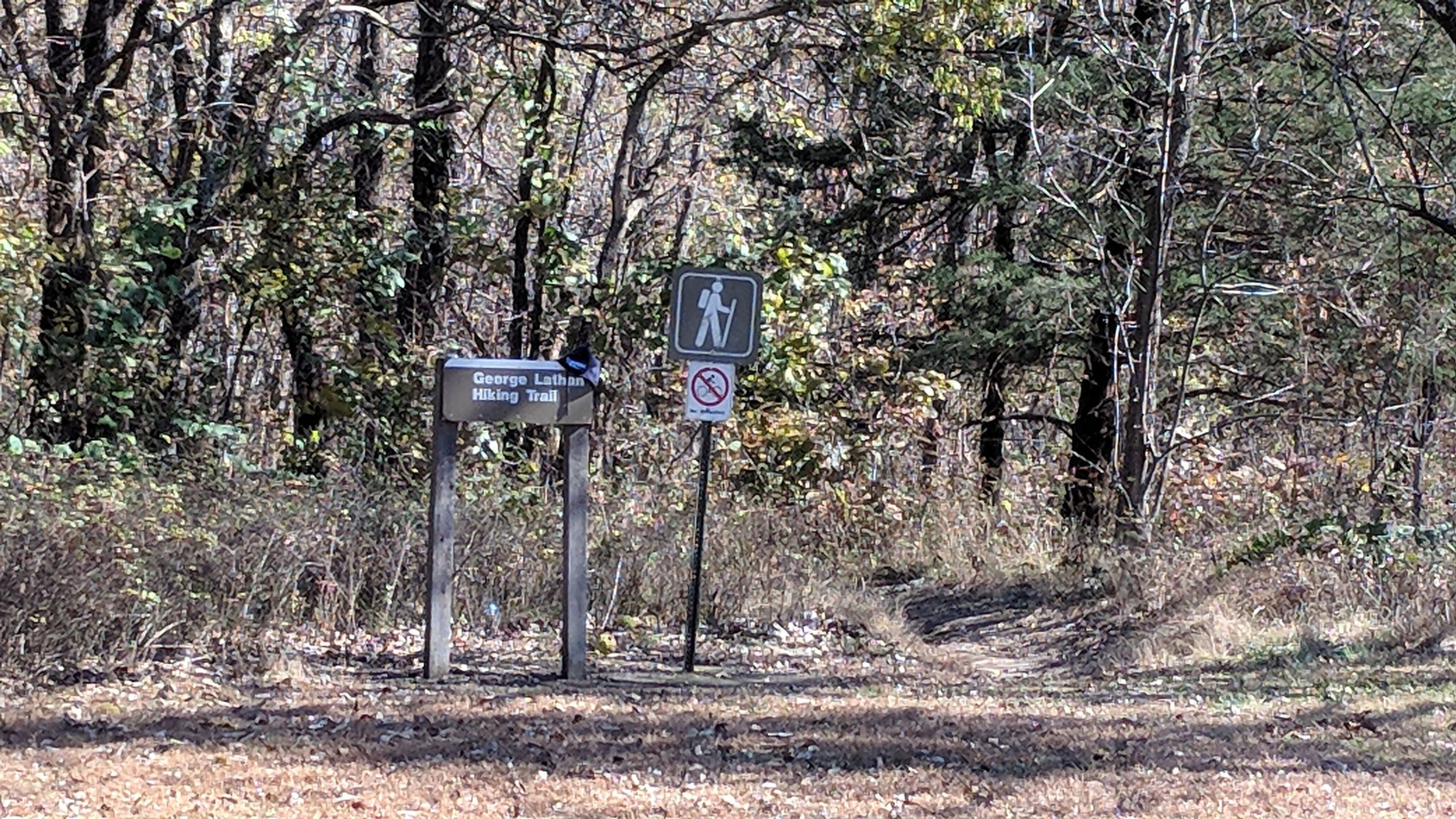 George O Latham Jr trailhead at Clinton Lake. Photo by https://www.kansastrailscouncil.org