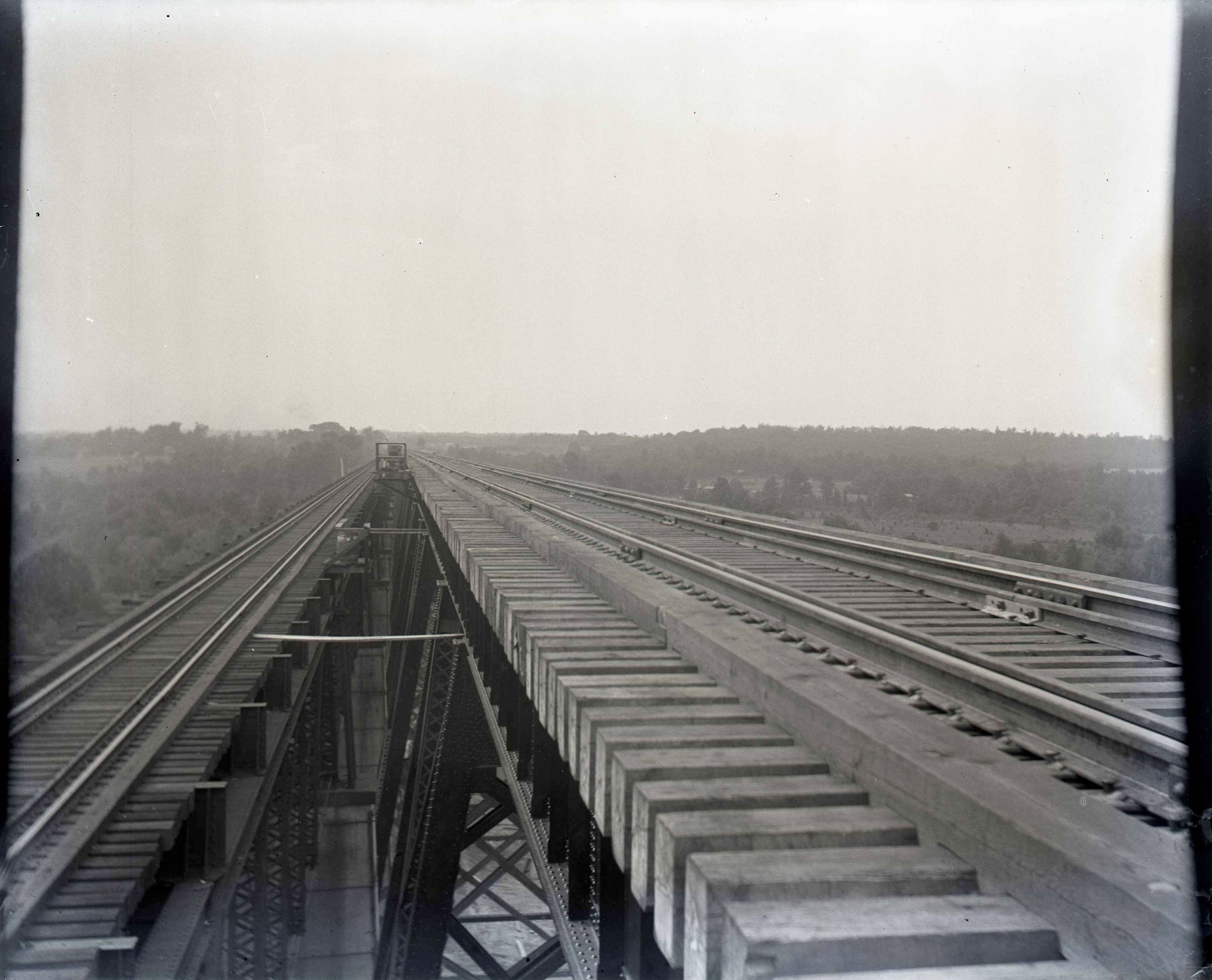 1914 photo of old and new bridges from East end