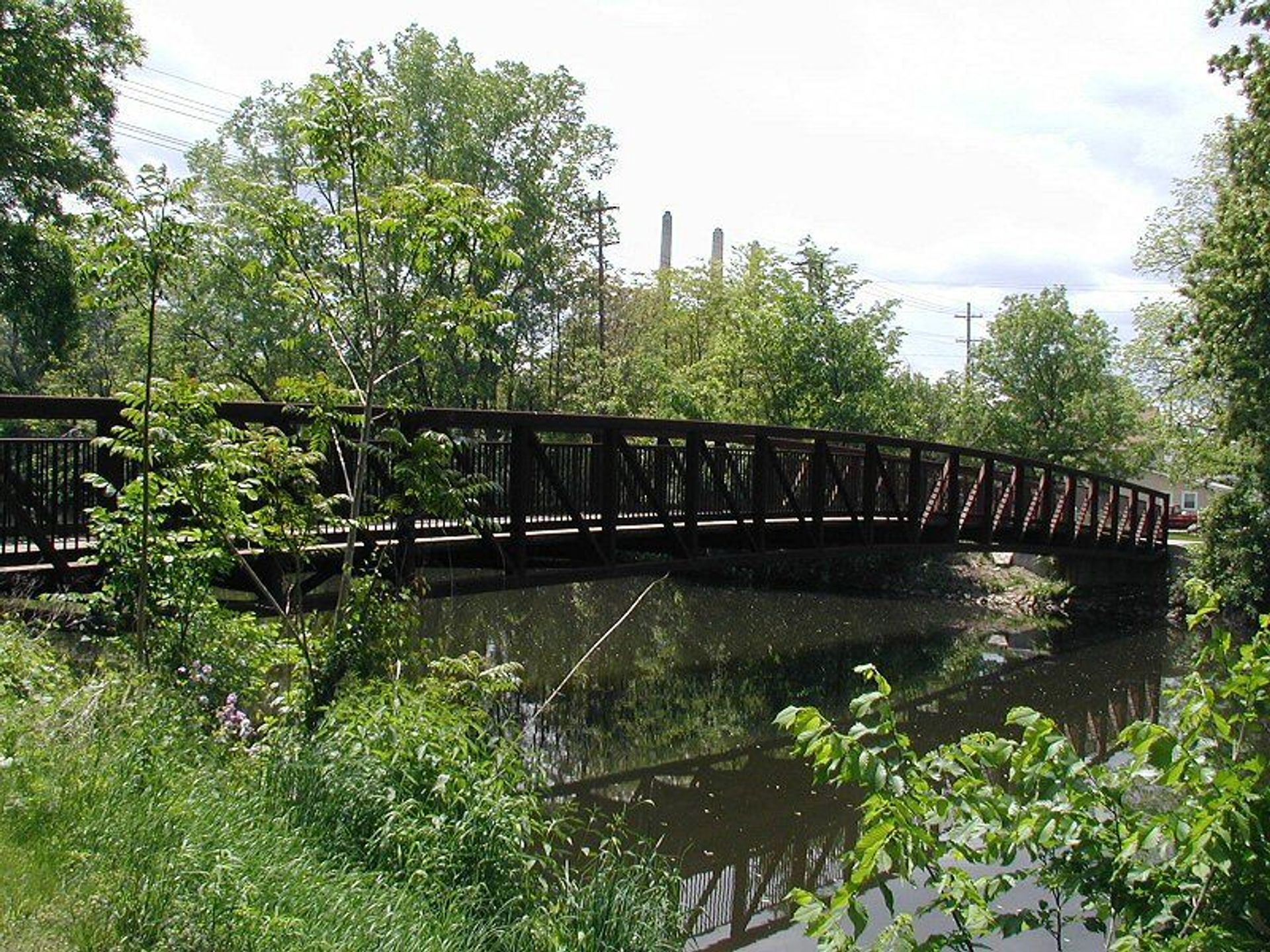 A pedestrian bridge of the Lansing River Trail at Riverpoint Park. Photo by Criticalthinker/wiki.