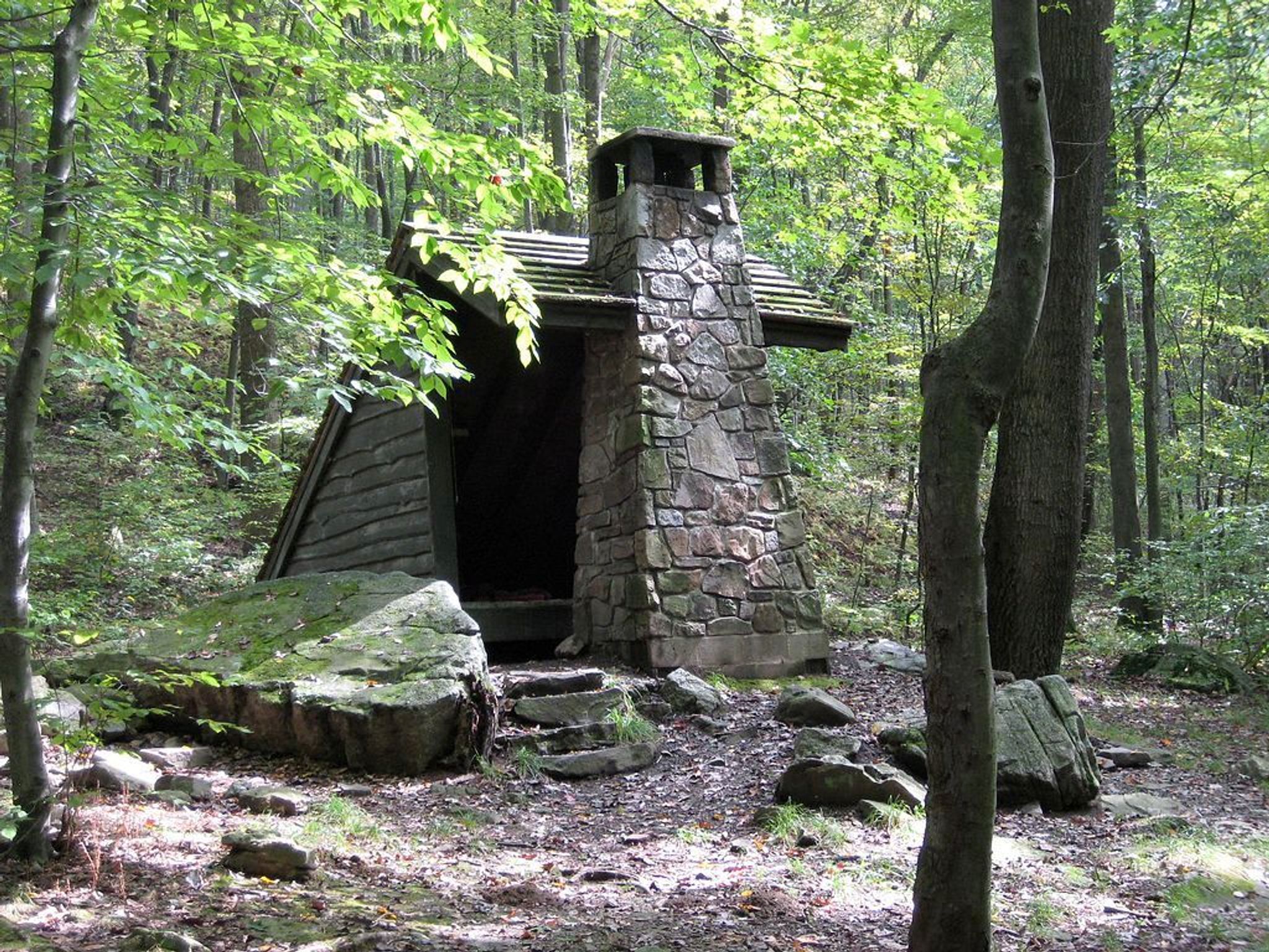 Along Laurel Highlands Trail. Photo by Ron Shawley wiki.