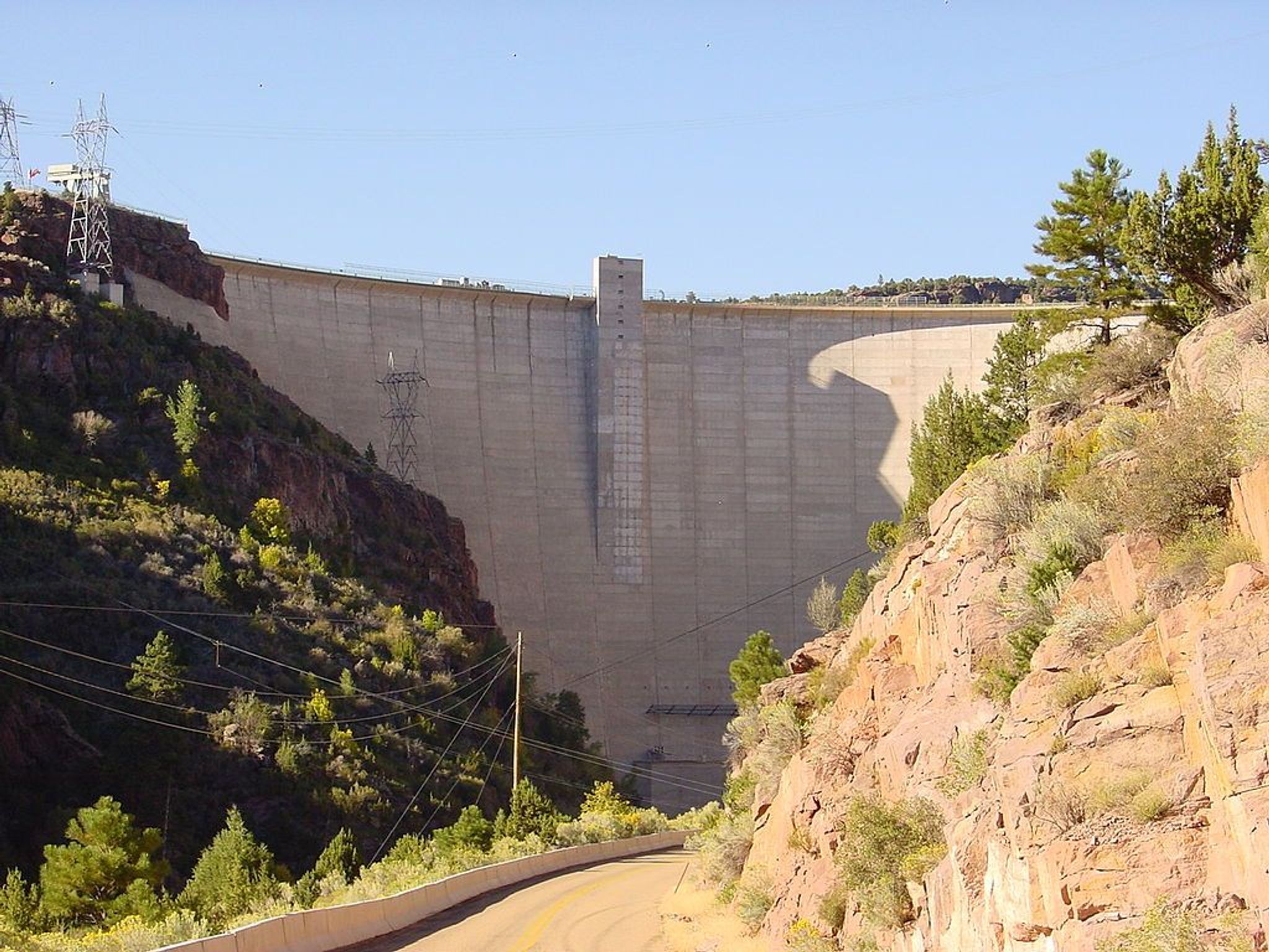 Flaming Gorge Dam Bottom View. Photo by Frans-Banja Mulder wiki.