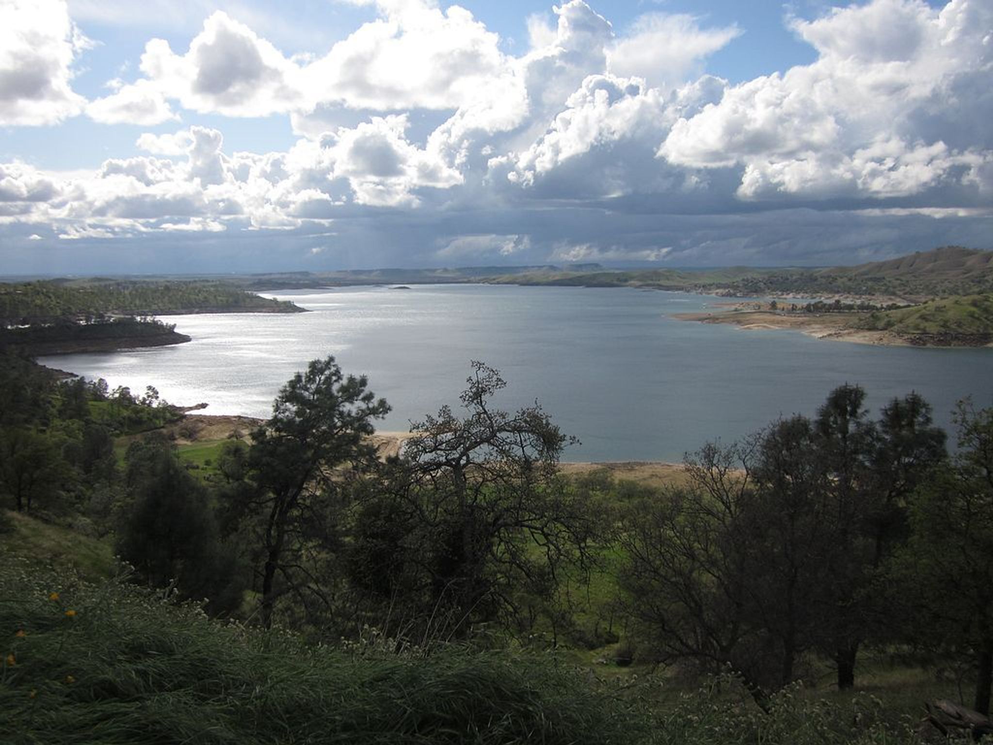 Beautiful view of Millerton Lake. Photo by David Prasad wiki.