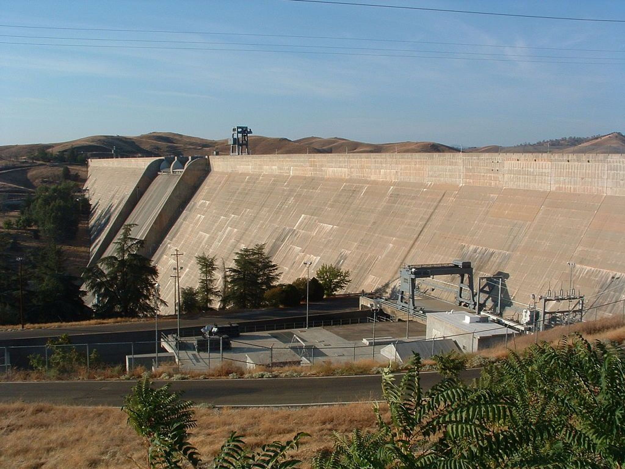 Friant Dam. Photo by Kjkolb wiki.