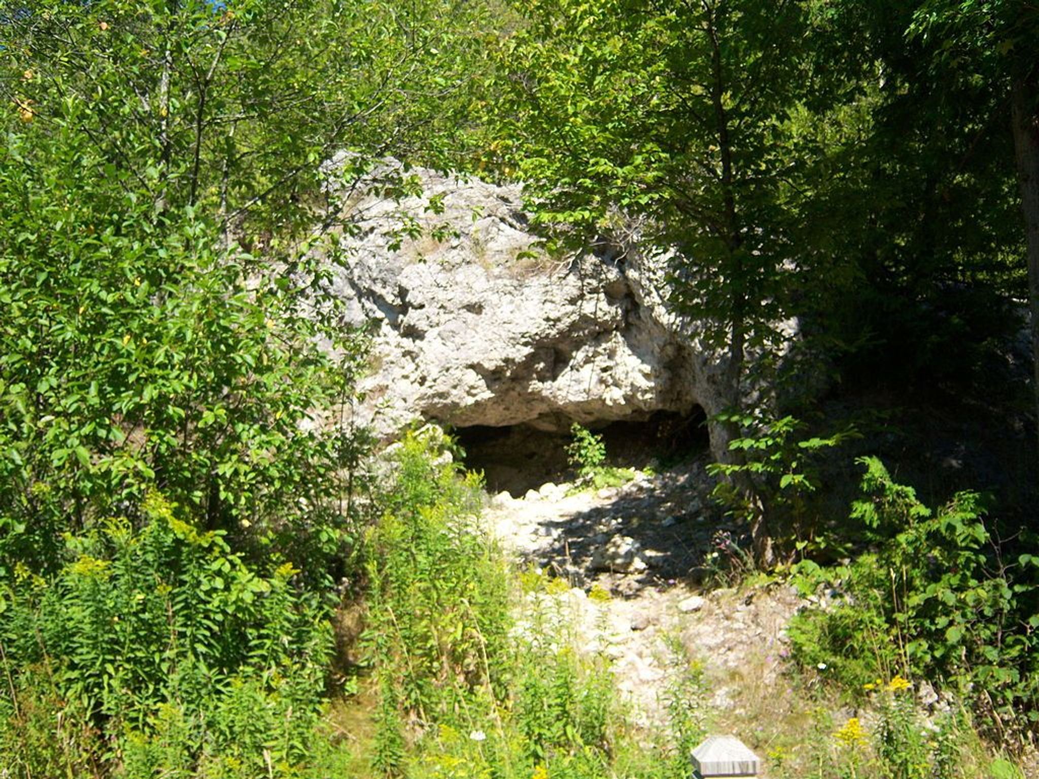 Skull Cave on Mackinac Island. Photo by Notorious4life (talk) wiki.