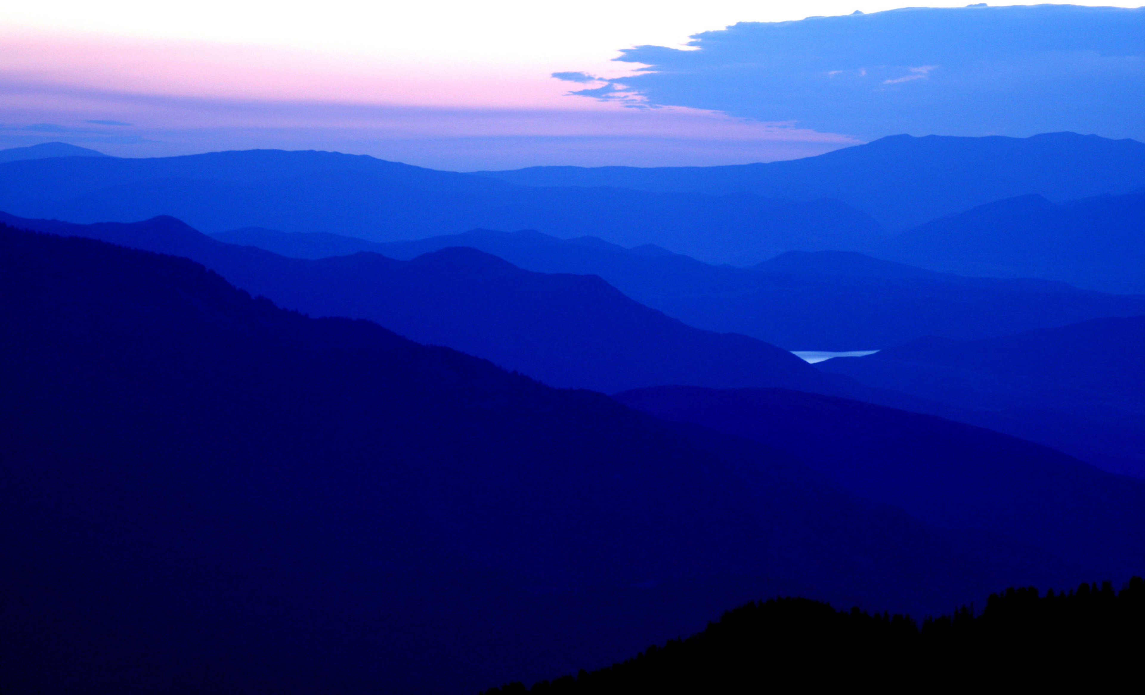 The many different shades of blue outlines other canyons and mountains. Photo by Eddie Gerritsen.