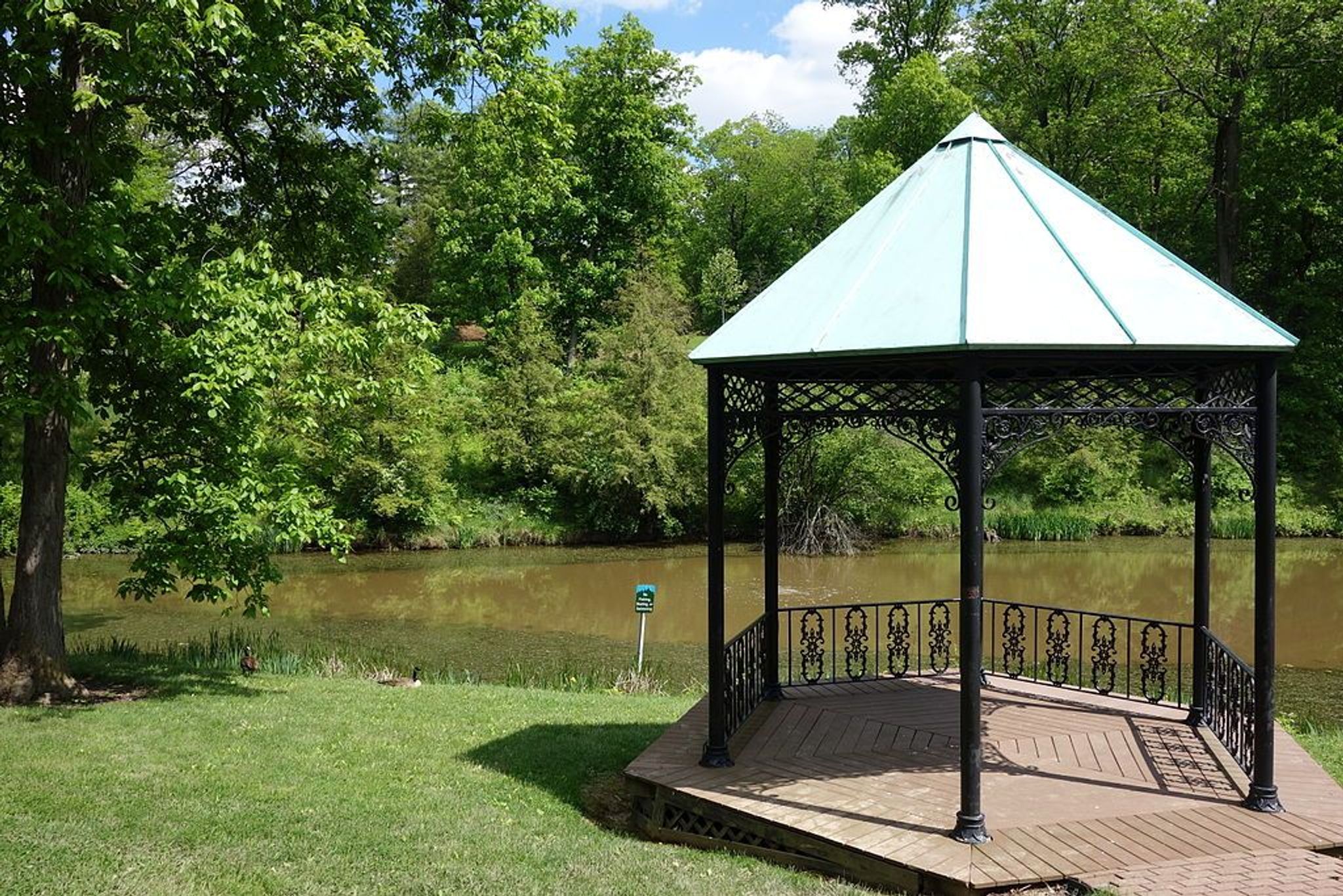 Mount Airy Arboretum, set within Mount Airy Forest. Photo by Daderot/wiki.