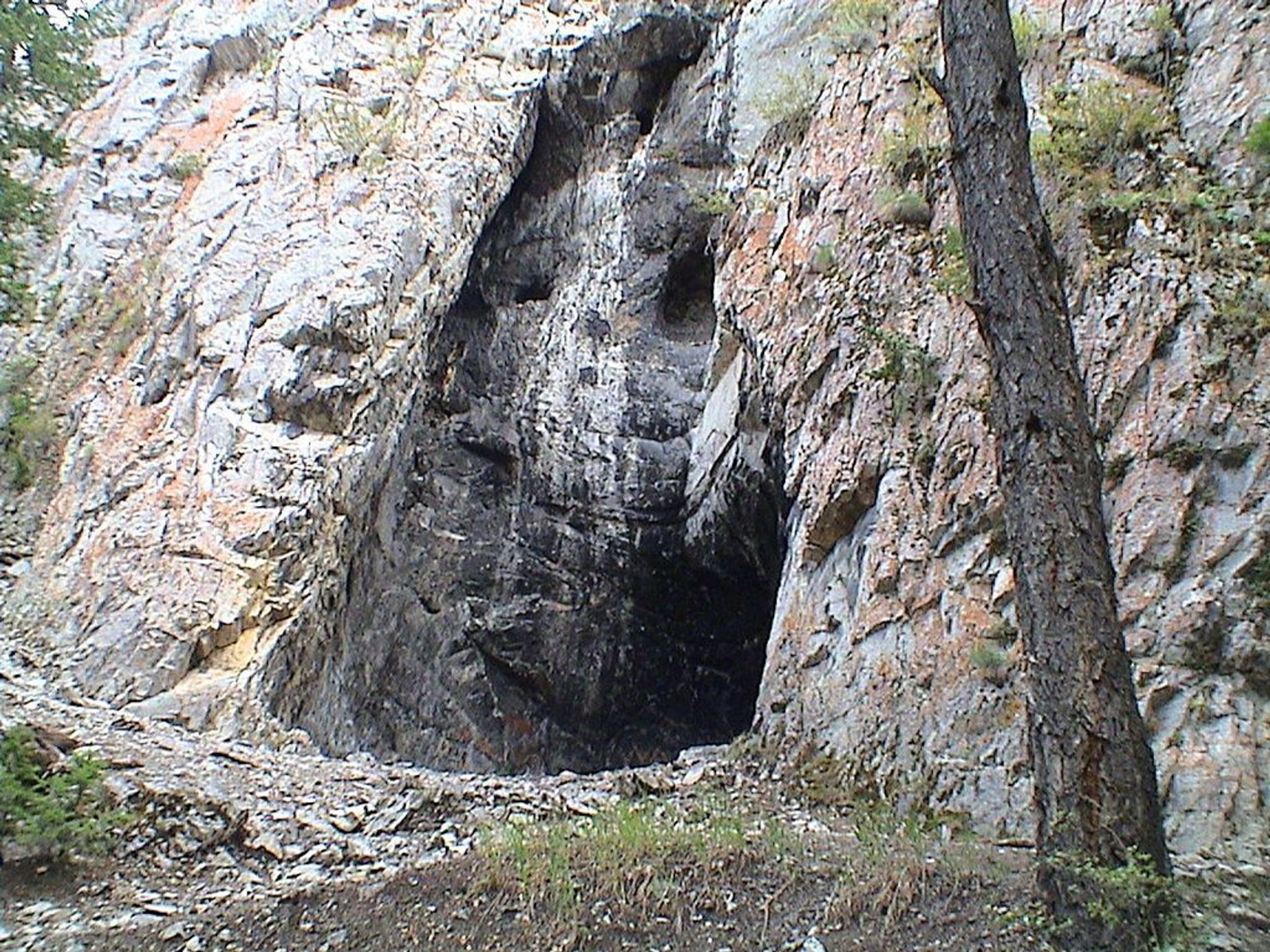 Devils kitchen Mt. Helena. Photo by RCraig09 wiki.