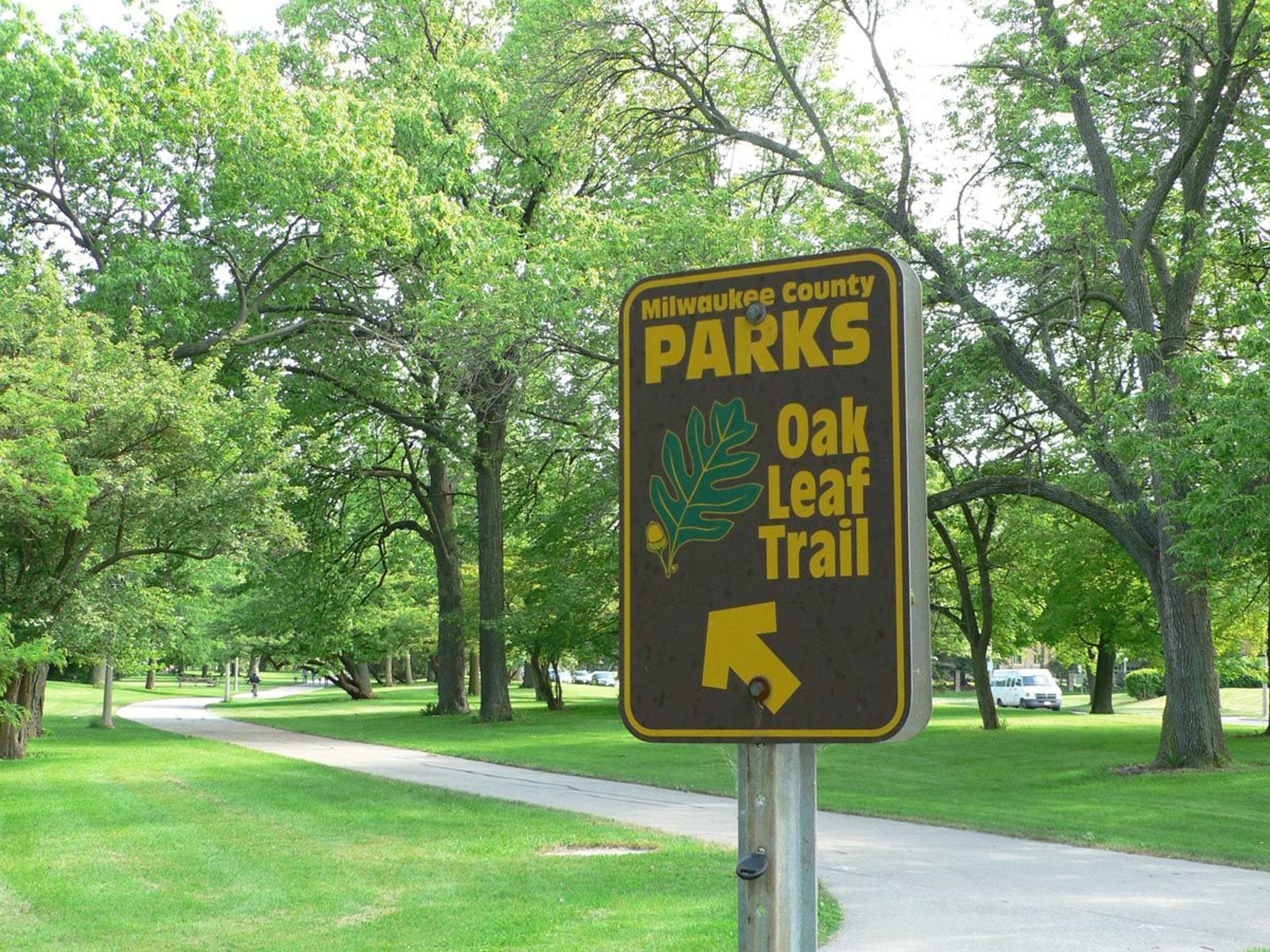 An Oak Leaf Trail sign in Lake Park. Photo by Sulfur.