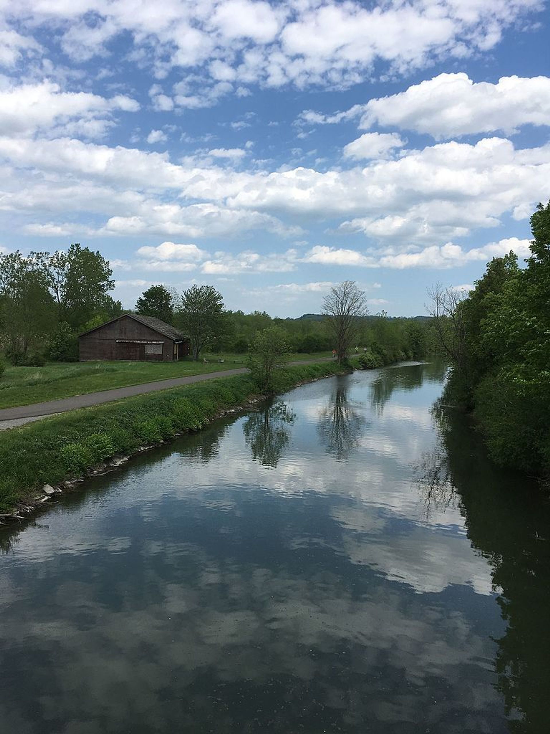 Erie Canal near Cedar Bay Park, Dewitt, NY. Photo by Beiji2020.