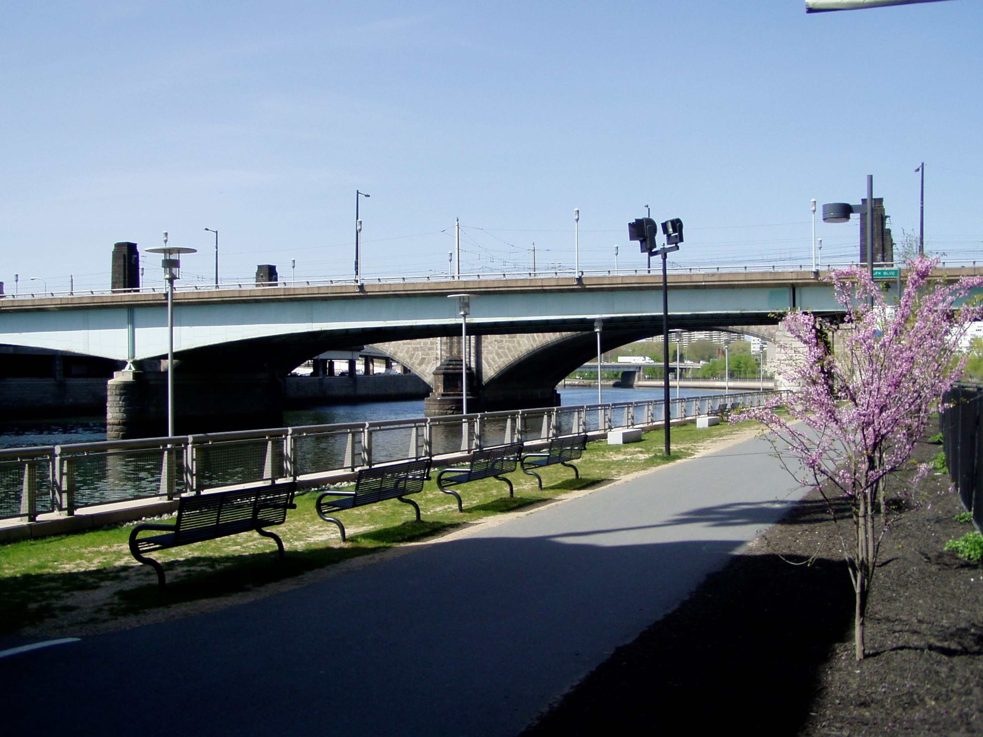 The Schuylkill River Trail, a multi-use landscape trail built as part of the Schuylkill Banks improvement project. Photo by Jeffrey M. Vinocur.