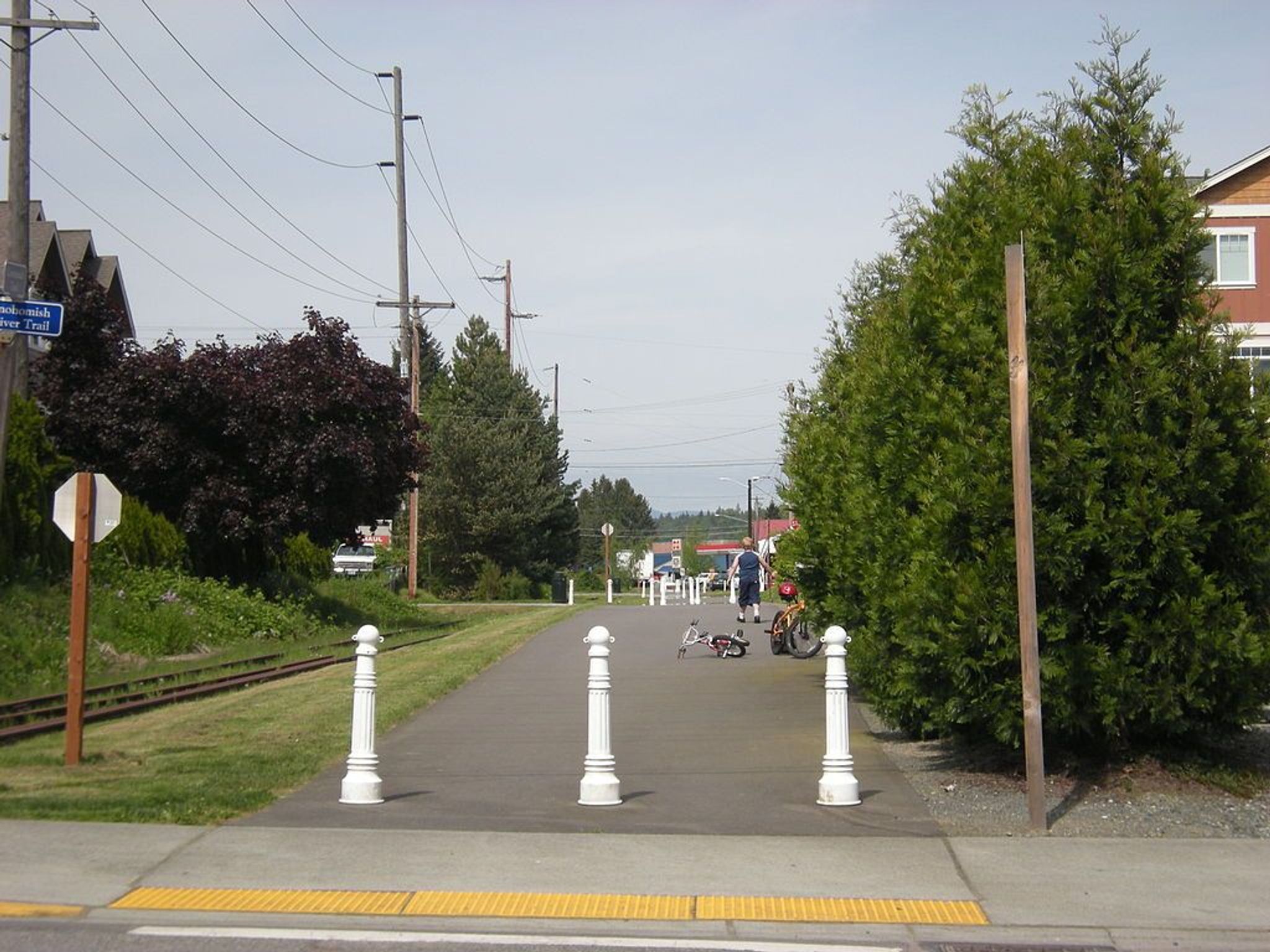 Start of the Centennial Trail, Snohomish, Washington, following former Burlington Northern tracks. Abandoned tracks can be seen. Photo by Joe Mabel/wiki.