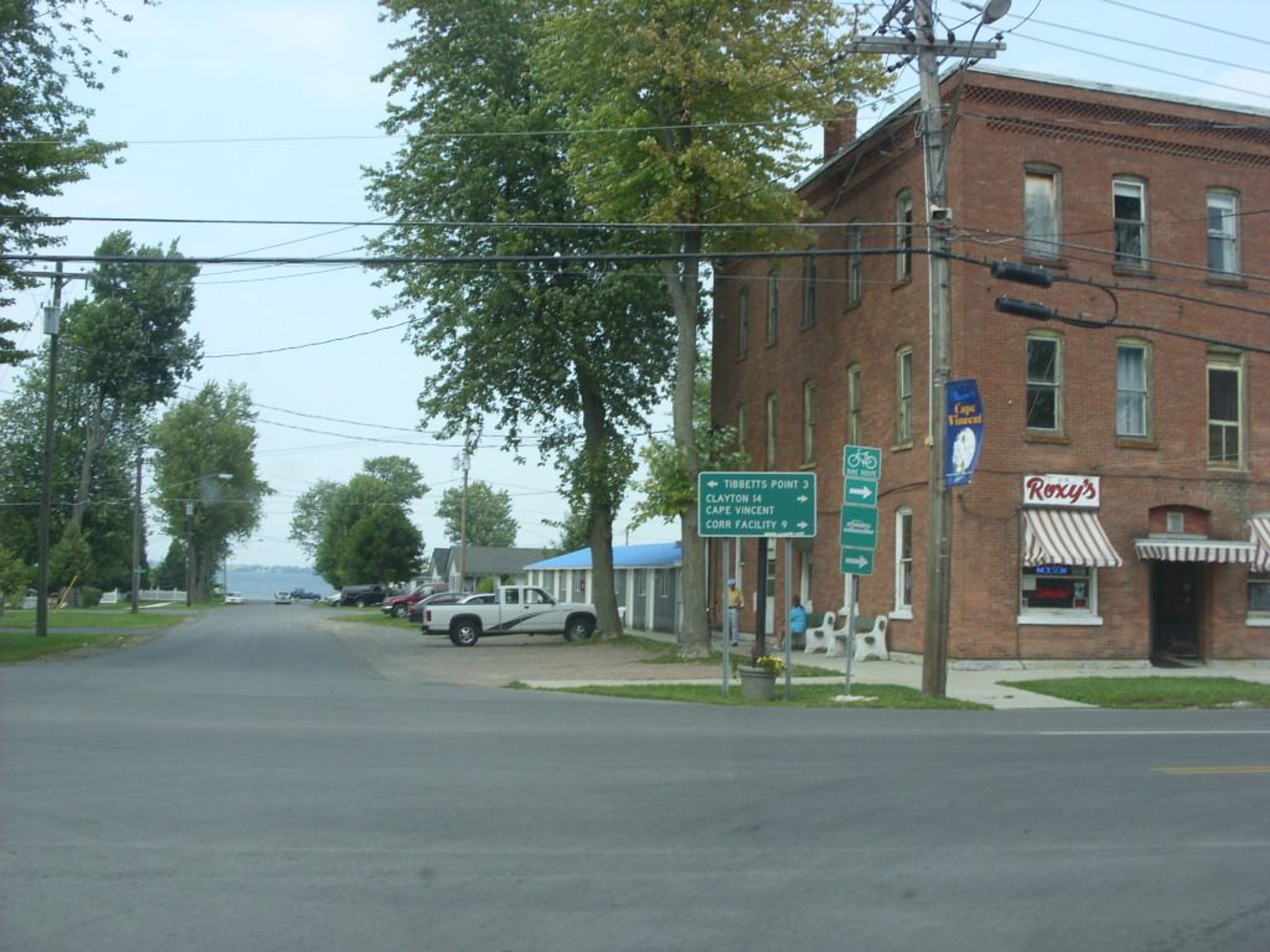 A 90-degree turn on New York State Route 12E northbound in Cape Vincent. Straight ahead is Lake Ontario. Photo by Doug Kerr/wiki.