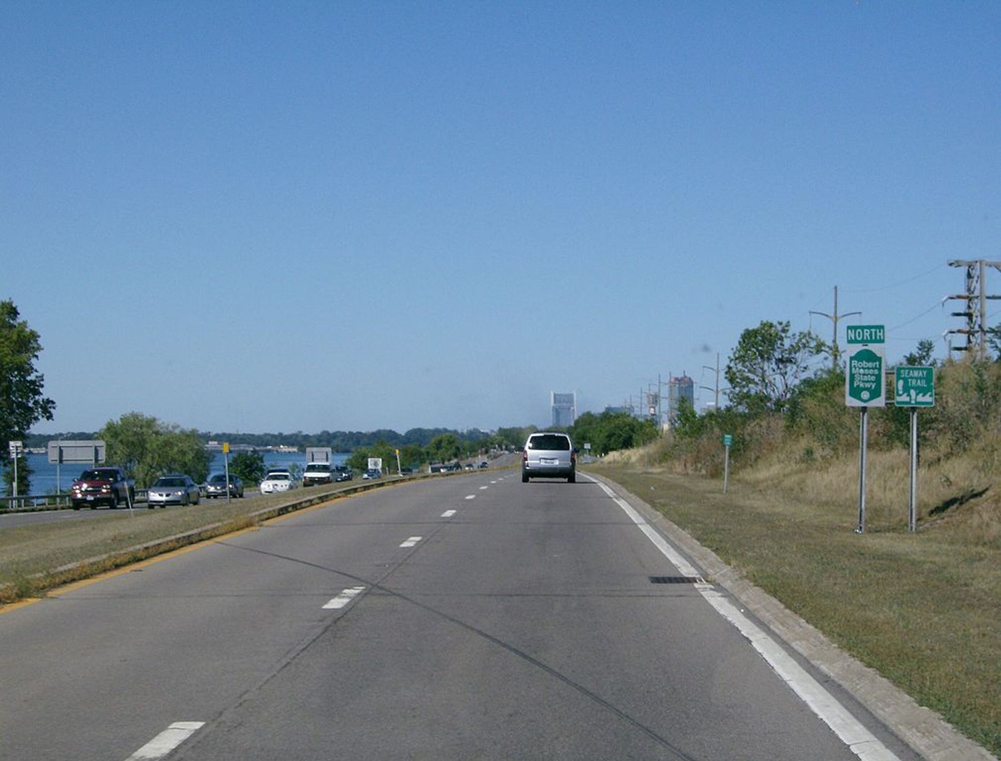 Approaching Niagara Falls on the northbound Robert Moses State Parkway, part of the Great Lakes Seaway Trail. Photo by TwinsMetsFan.