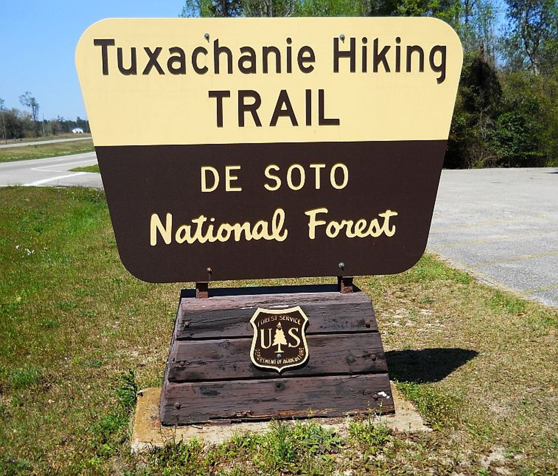 Sign at entrance to Tuxachanie Hiking Trail. Photo by Woodlot/wiki.