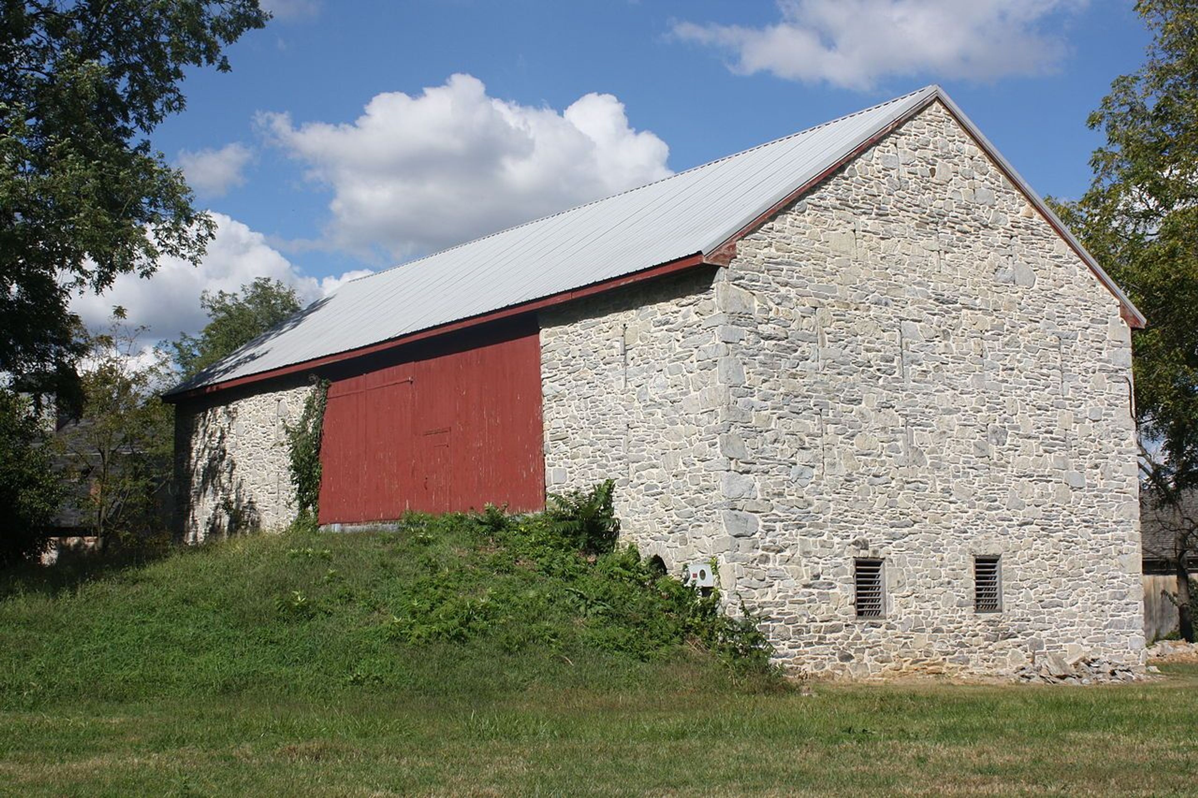 Womelsdorf Mill complex, Tulpehocken Creek Historic District, stone bank barn. Photo by Shuvaev.