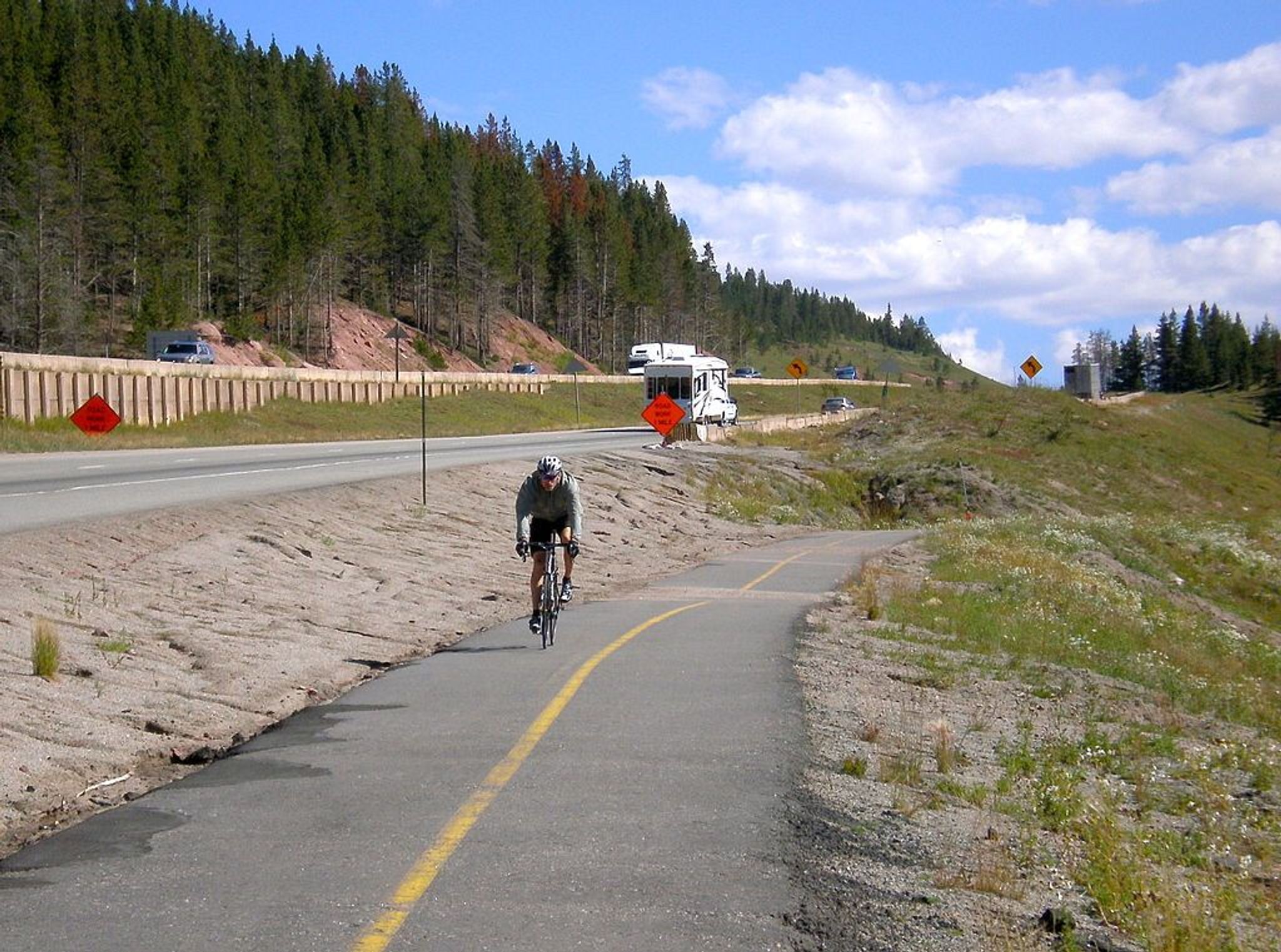 Cyclist on the paved, dedicated bike route. Photo by Ericshawwhite.