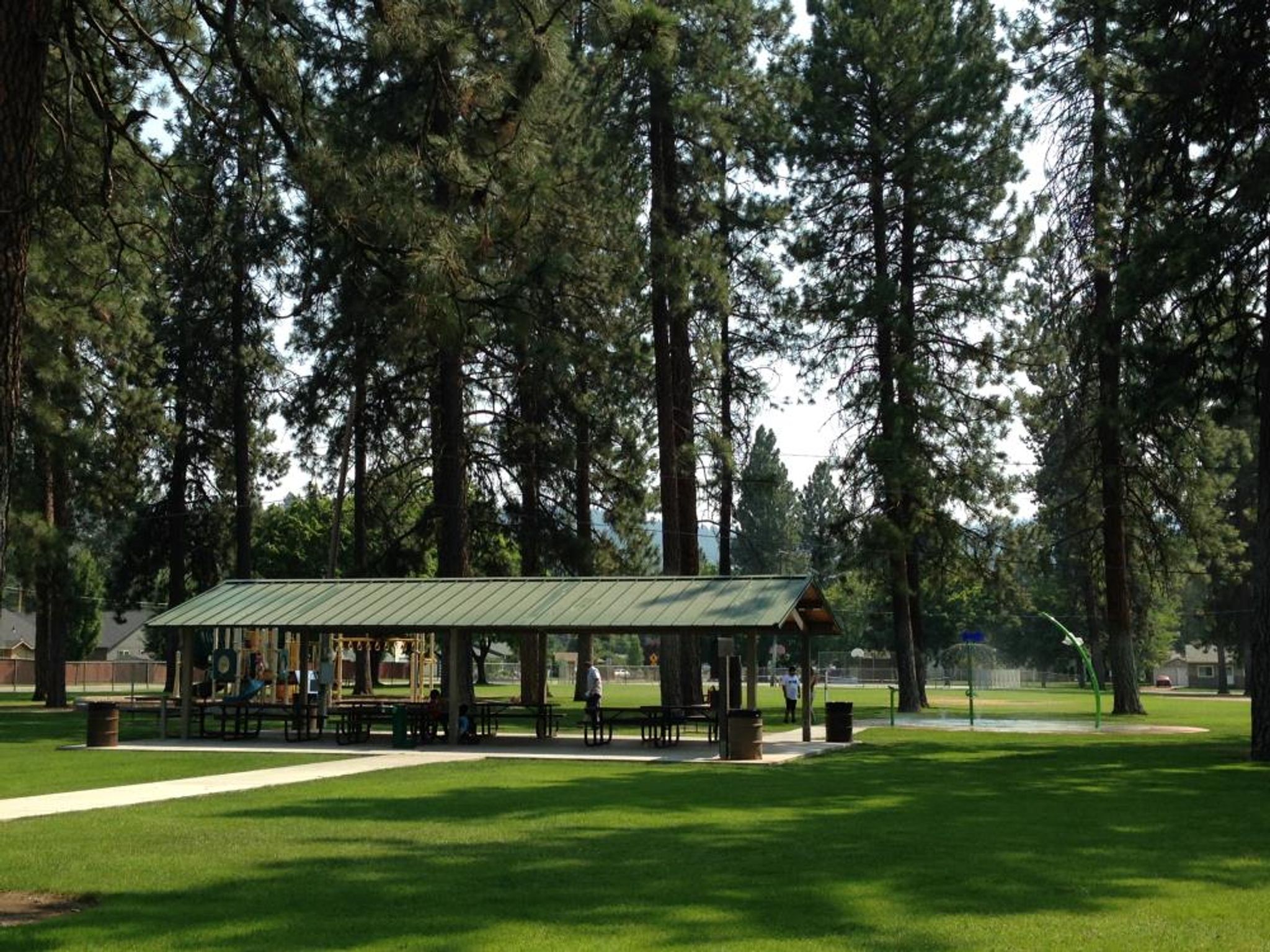 Covered picnic shelter at Edgecliff Park